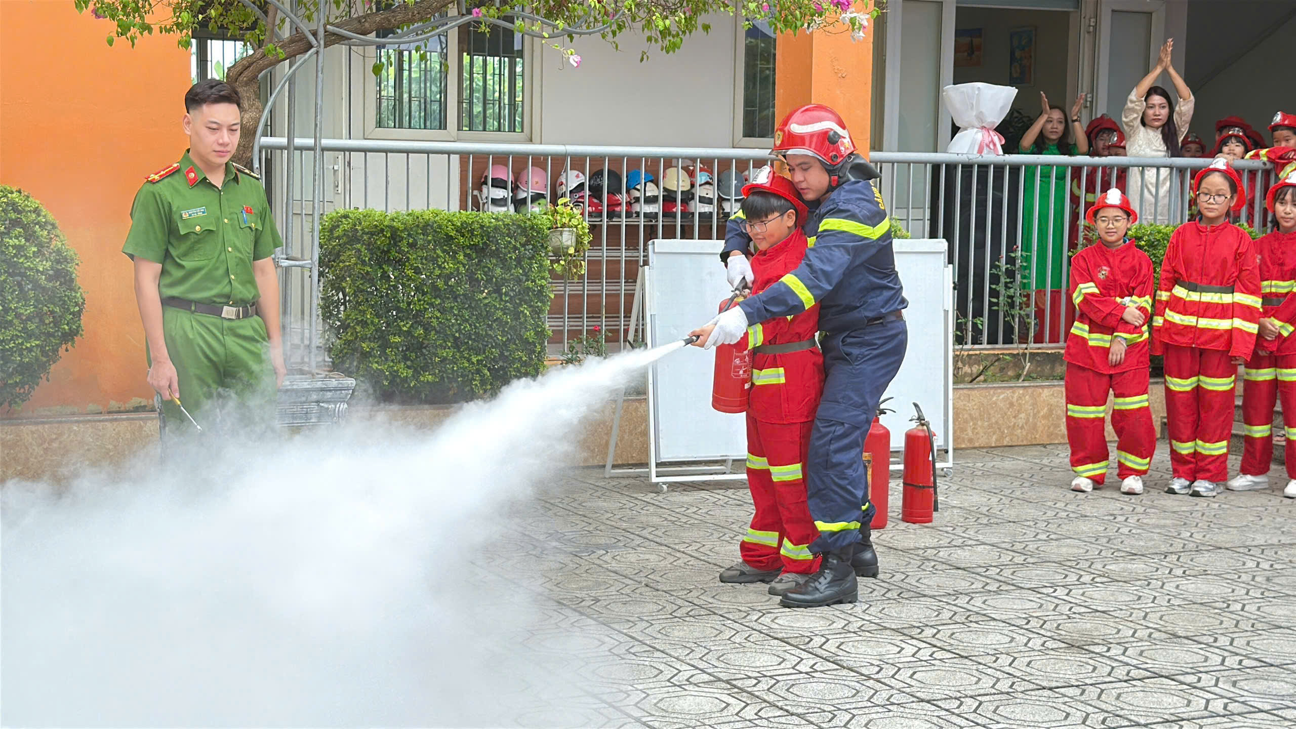 Học sinh H&agrave; Nội học kỹ năng ph&ograve;ng ch&aacute;y, an to&agrave;n giao th&ocirc;ng - Ảnh 8.