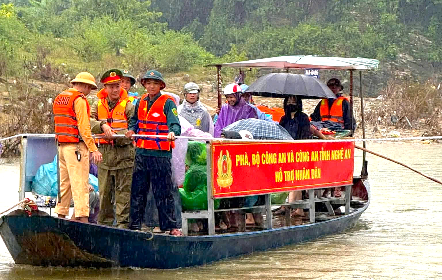 Bộ Công an tặng phà cho người dân Nghệ An sau khi cầu cứng và cầu tạm bị lũ cuốn trôi- Ảnh 2.