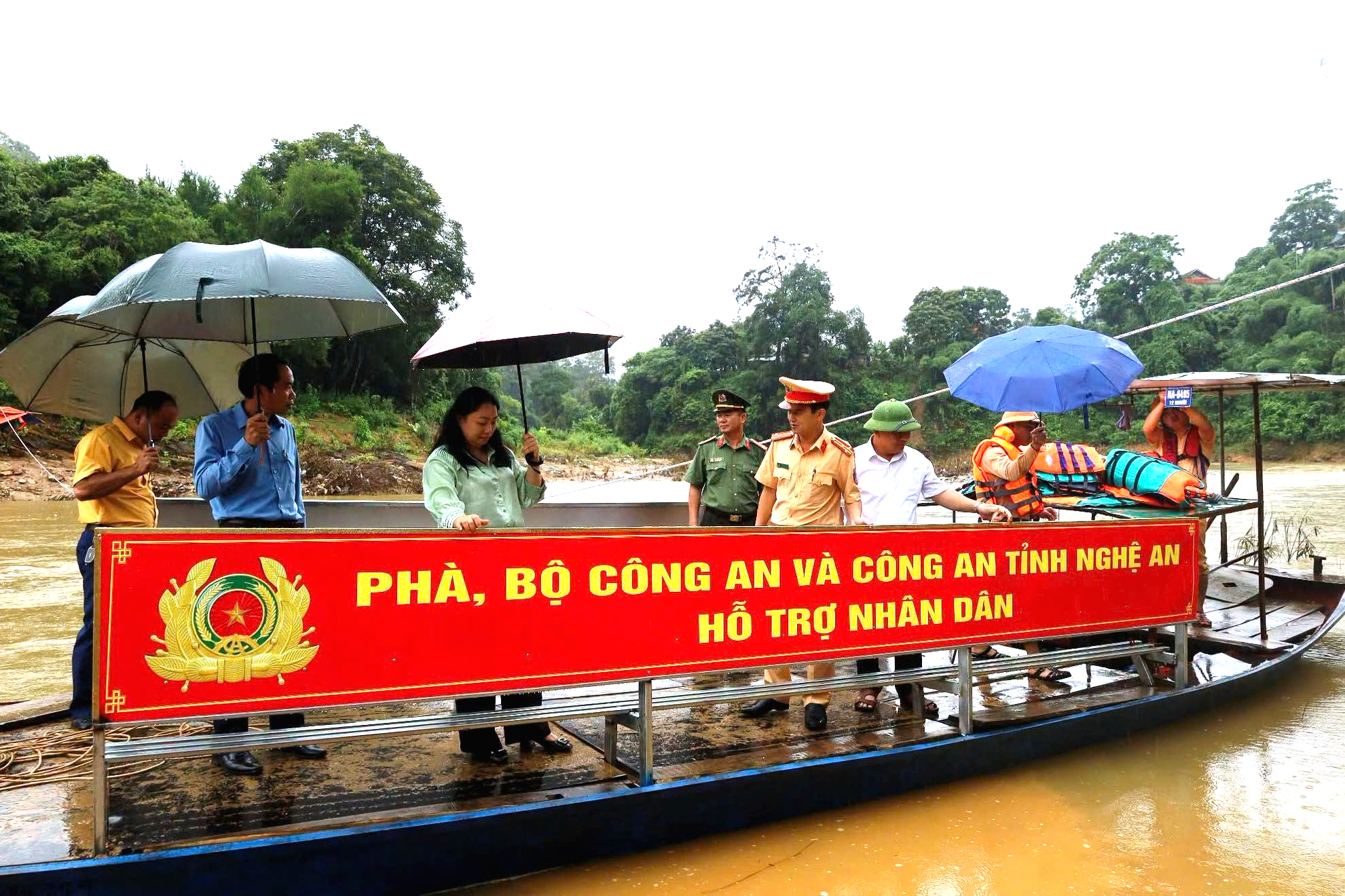 Bộ Công an tặng phà cho người dân Nghệ An sau khi cầu cứng và cầu tạm bị lũ cuốn trôi- Ảnh 1.