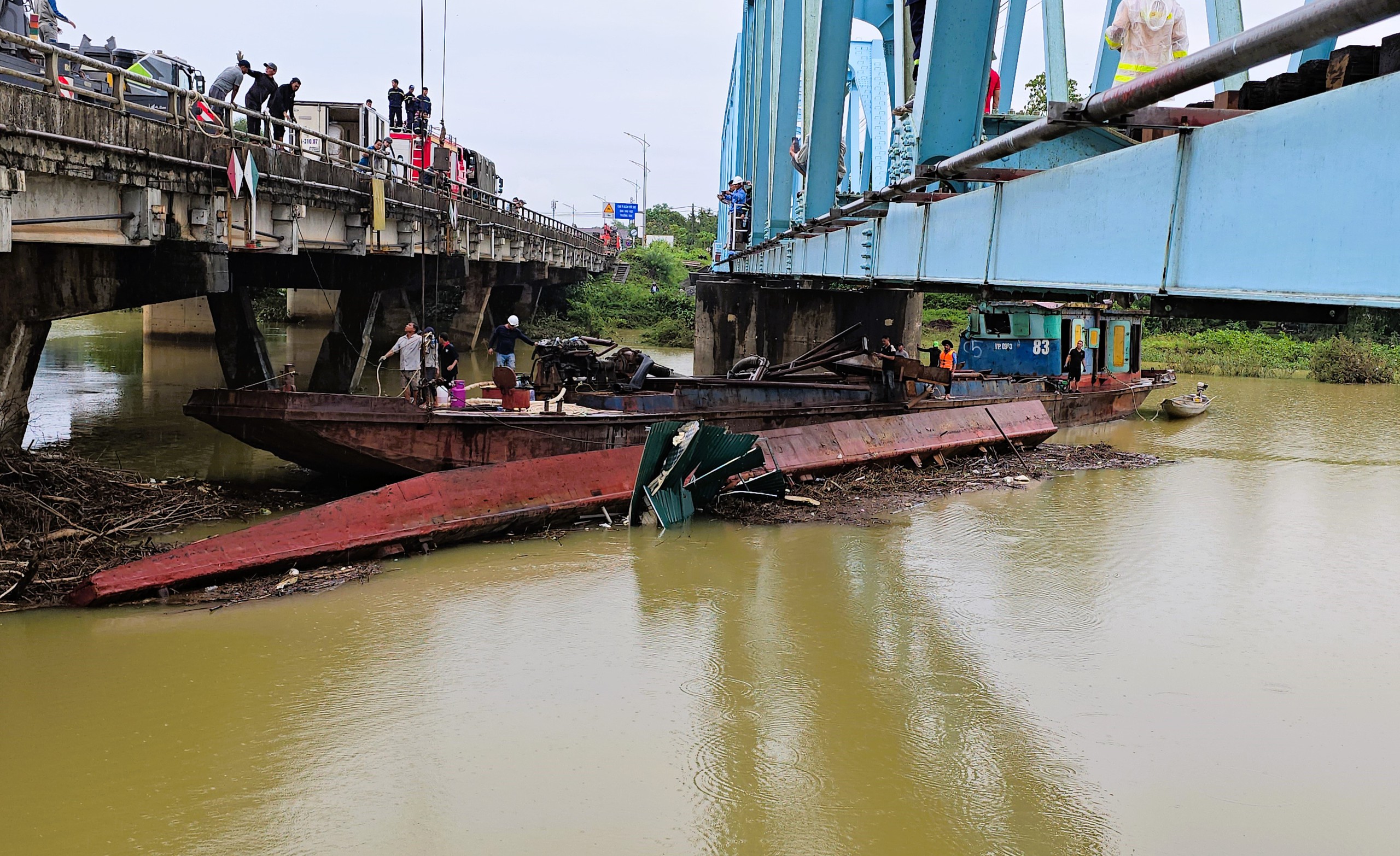 Quảng Trị: Giải cứu thành công chiếc sà lan mắc kẹt dưới cầu Mỹ Chánh- Ảnh 1.