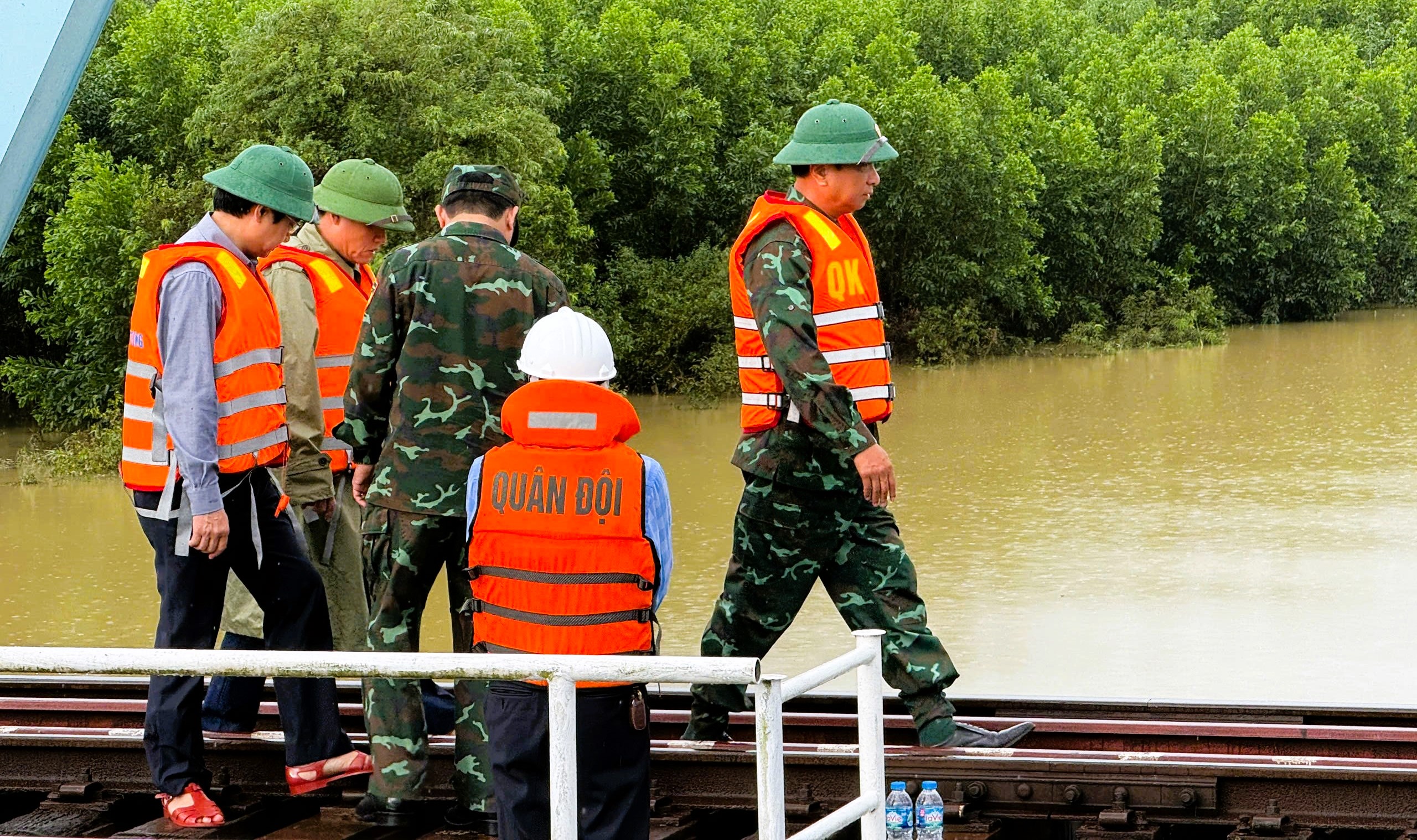 Quảng Trị: Khẩn trương xử lý hai sà lan còn lại đang mắc kẹt dưới cầu Mỹ Chánh- Ảnh 1.