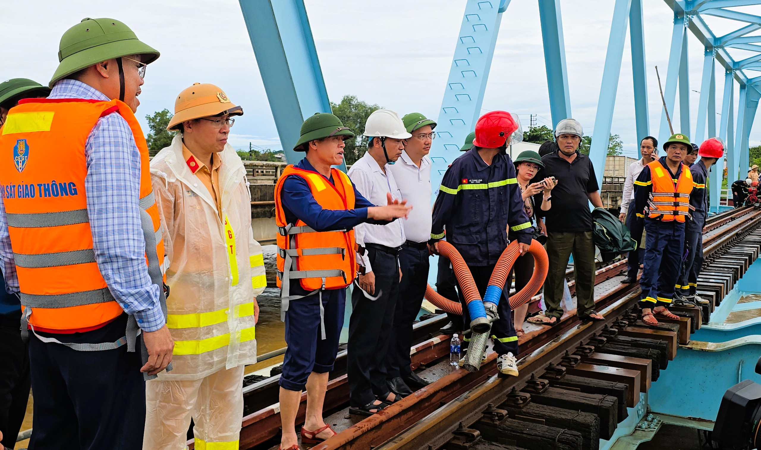 Quảng Trị: Khẩn trương xử lý hai sà lan còn lại đang mắc kẹt dưới cầu Mỹ Chánh- Ảnh 12.