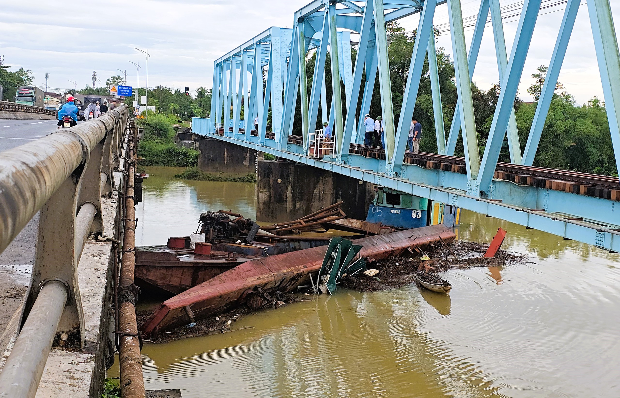 Quảng Trị: Khẩn trương xử lý hai sà lan còn lại đang mắc kẹt dưới cầu Mỹ Chánh- Ảnh 3.