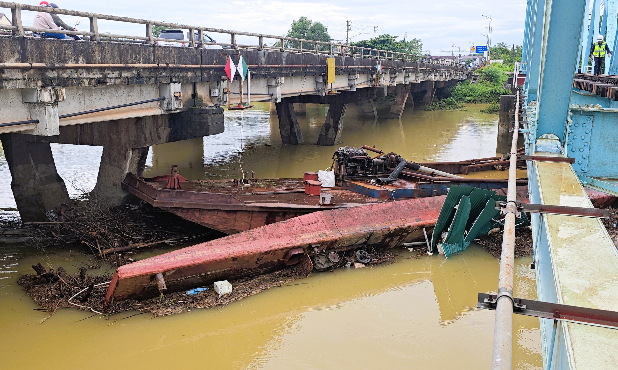 Quảng Trị: Khẩn trương xử lý hai sà lan còn lại đang mắc kẹt dưới cầu Mỹ Chánh- Ảnh 5.