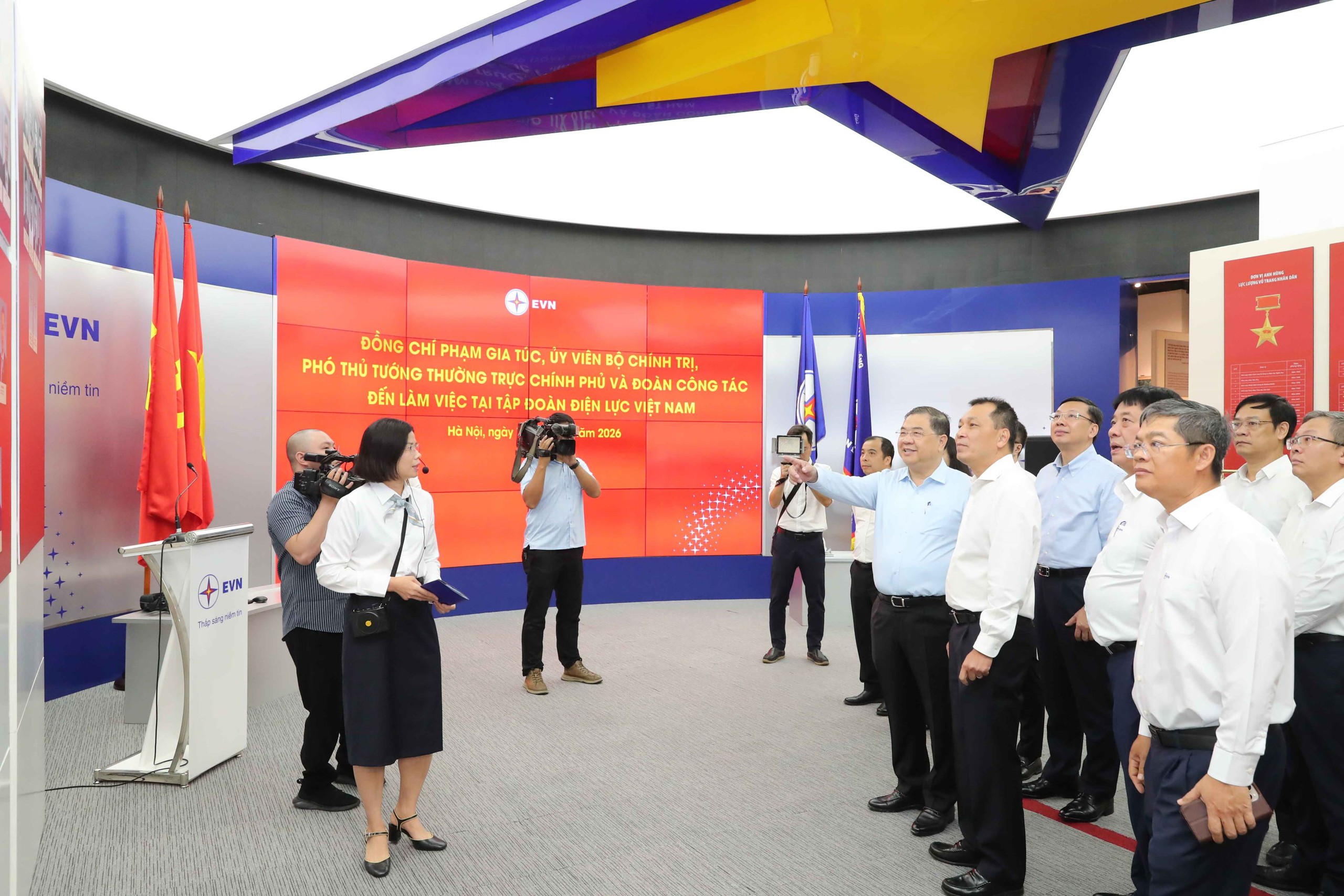 Phó thủ tướng Phạm Gia Túc thăm, làm việc với EVN - Ảnh 2.