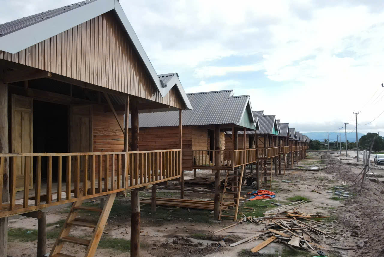 Bộ đội gi&uacute;p d&acirc;n di dời nh&agrave; cửa từ v&ugrave;ng rốn lũ s&ocirc;ng Ba đến nơi an to&agrave;n- Ảnh 3.