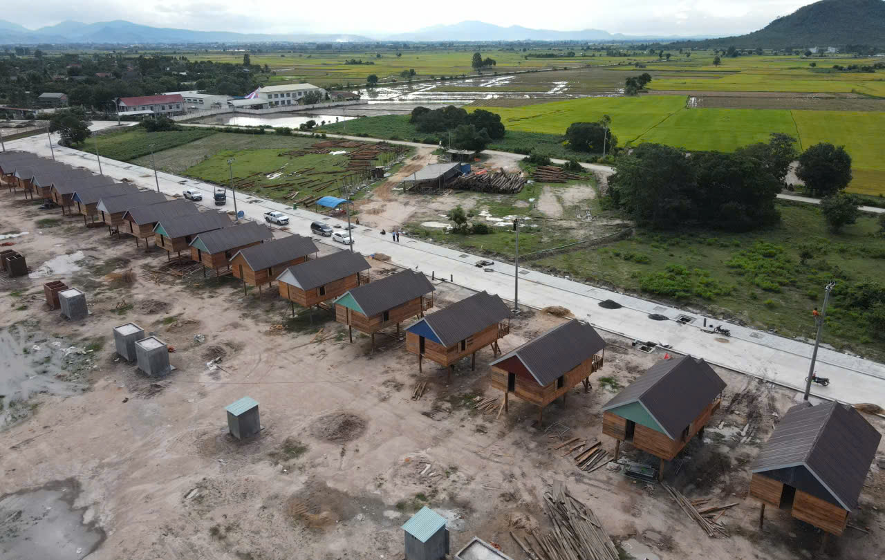 Bộ đội gi&uacute;p d&acirc;n di dời nh&agrave; cửa từ v&ugrave;ng rốn lũ s&ocirc;ng Ba đến nơi an to&agrave;n- Ảnh 2.