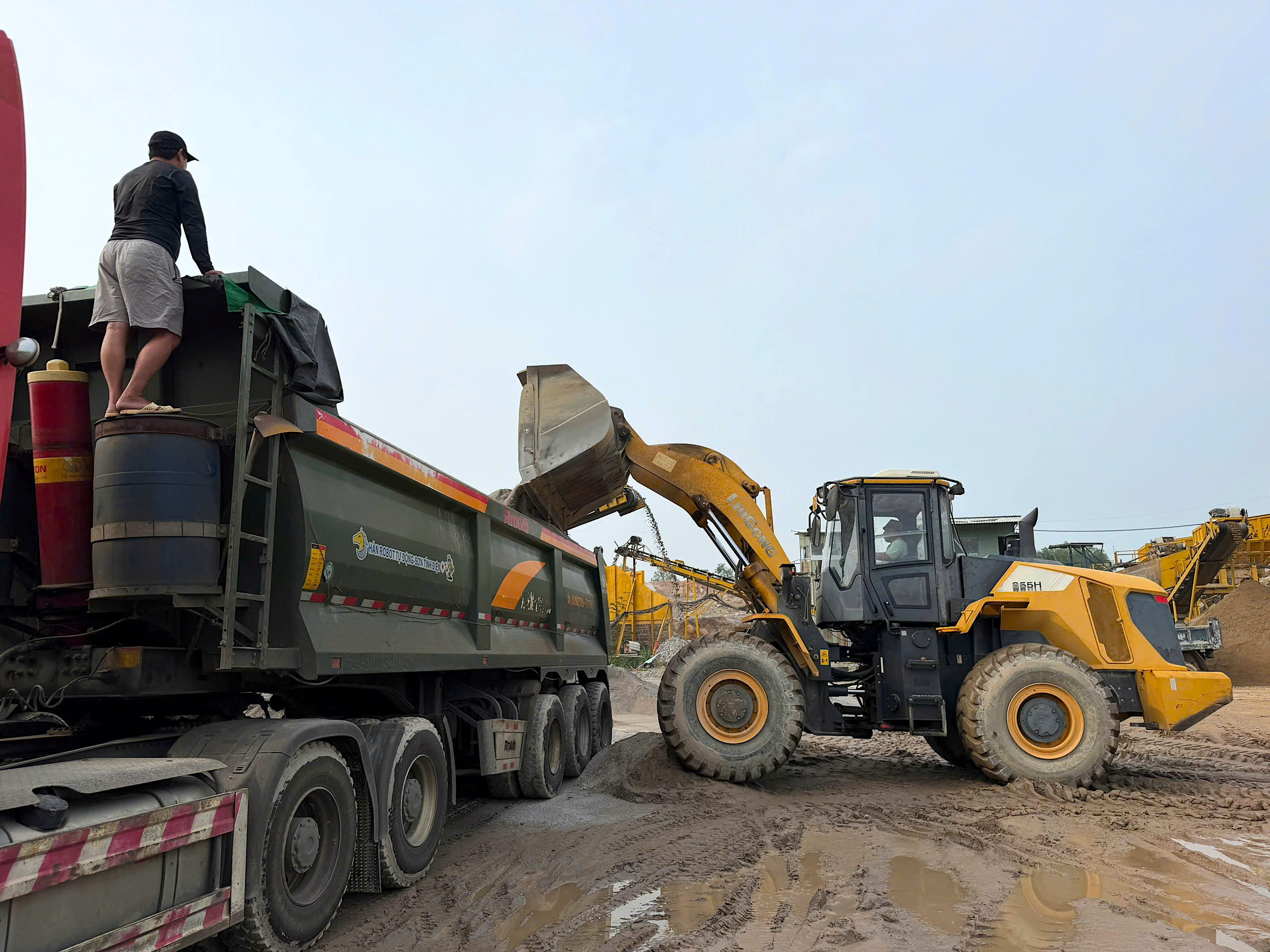 Cảnh chầu chực nhiều ng&agrave;y, canh hứng từng xe đ&aacute; x&acirc;y dựng ở Quảng Ng&atilde;i- Ảnh 5.