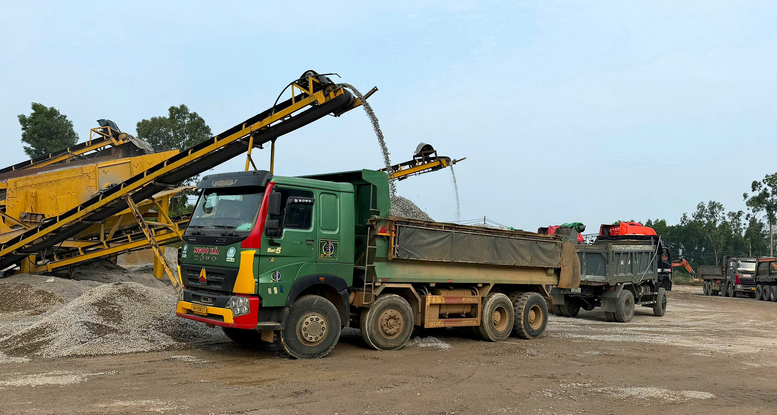 Cảnh chầu chực nhiều ng&agrave;y, canh hứng từng xe đ&aacute; x&acirc;y dựng ở Quảng Ng&atilde;i- Ảnh 6.