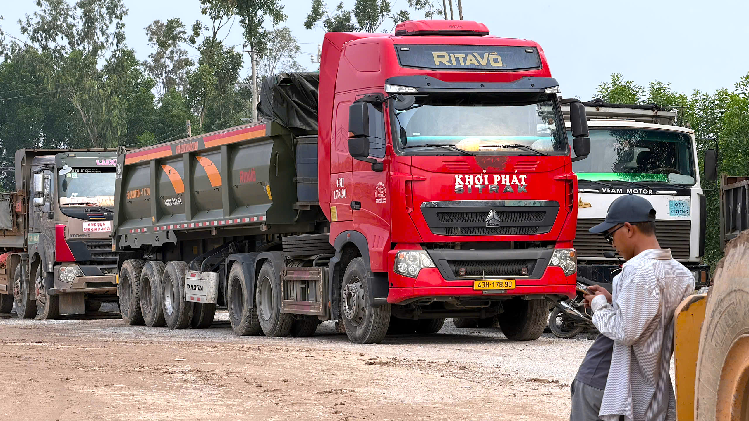 Cảnh chầu chực nhiều ng&agrave;y, canh hứng từng xe đ&aacute; x&acirc;y dựng ở Quảng Ng&atilde;i- Ảnh 3.