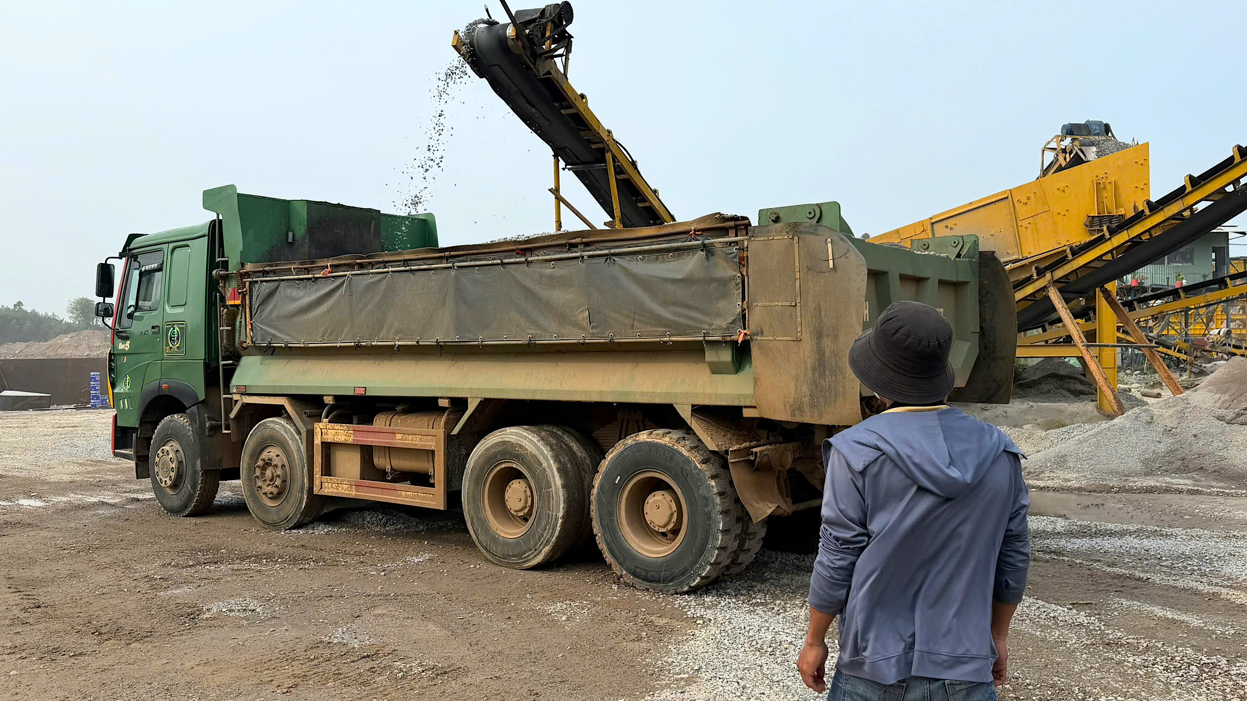 Cảnh chầu chực nhiều ng&agrave;y, canh hứng từng xe đ&aacute; x&acirc;y dựng ở Quảng Ng&atilde;i- Ảnh 8.