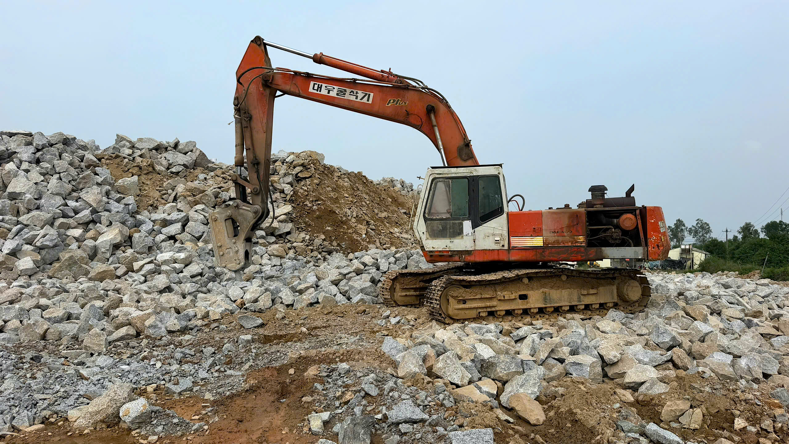 Cảnh chầu chực nhiều ng&agrave;y, canh hứng từng xe đ&aacute; x&acirc;y dựng ở Quảng Ng&atilde;i- Ảnh 12.