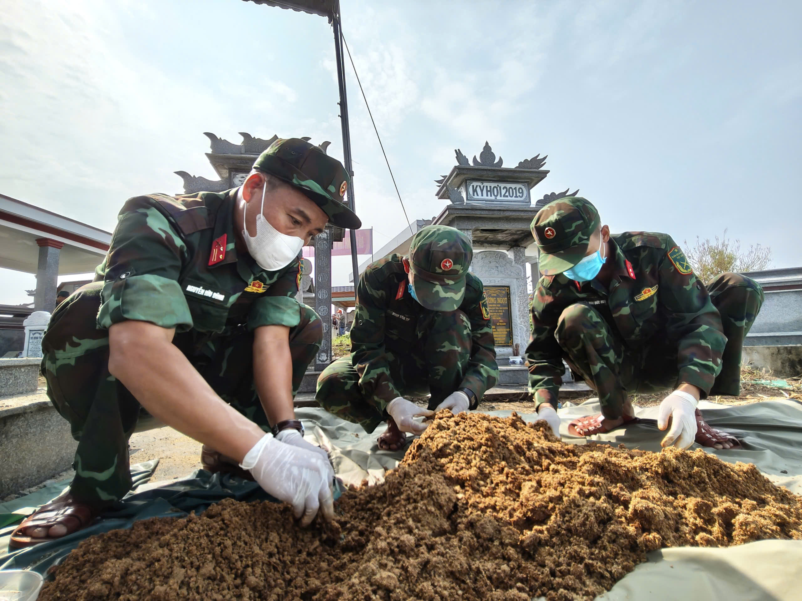Đ&agrave; Nẵng: Ph&aacute;t hiện v&iacute; da, b&agrave;n chải v&agrave; nhiều di vật trong mộ tập thể- Ảnh 2.