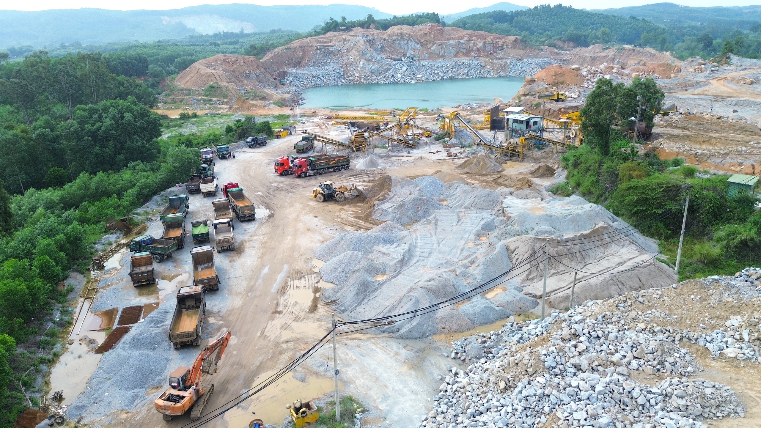 Cảnh chầu chực nhiều ng&agrave;y, canh hứng từng xe đ&aacute; x&acirc;y dựng ở Quảng Ng&atilde;i- Ảnh 11.