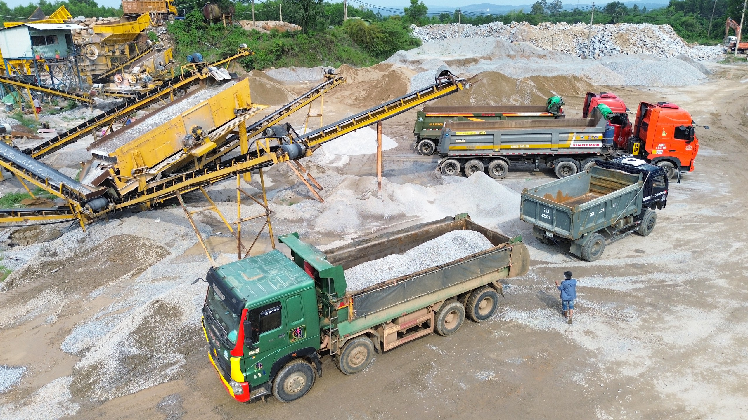 Cảnh chầu chực nhiều ng&agrave;y, canh hứng từng xe đ&aacute; x&acirc;y dựng ở Quảng Ng&atilde;i- Ảnh 20.