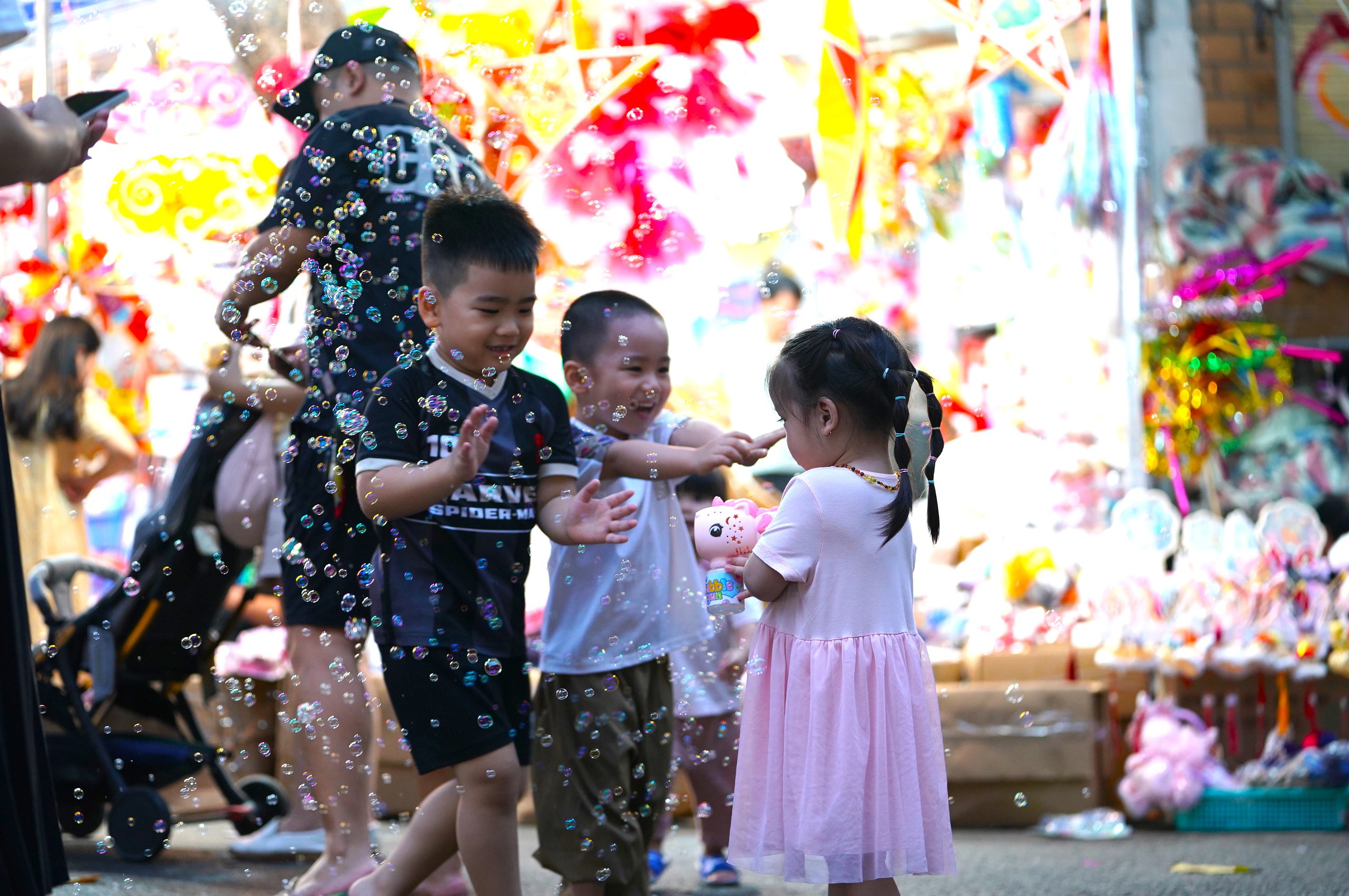 Phố H&agrave;ng M&atilde; rực rỡ sắc m&agrave;u trước thềm Trung thu- Ảnh 7.