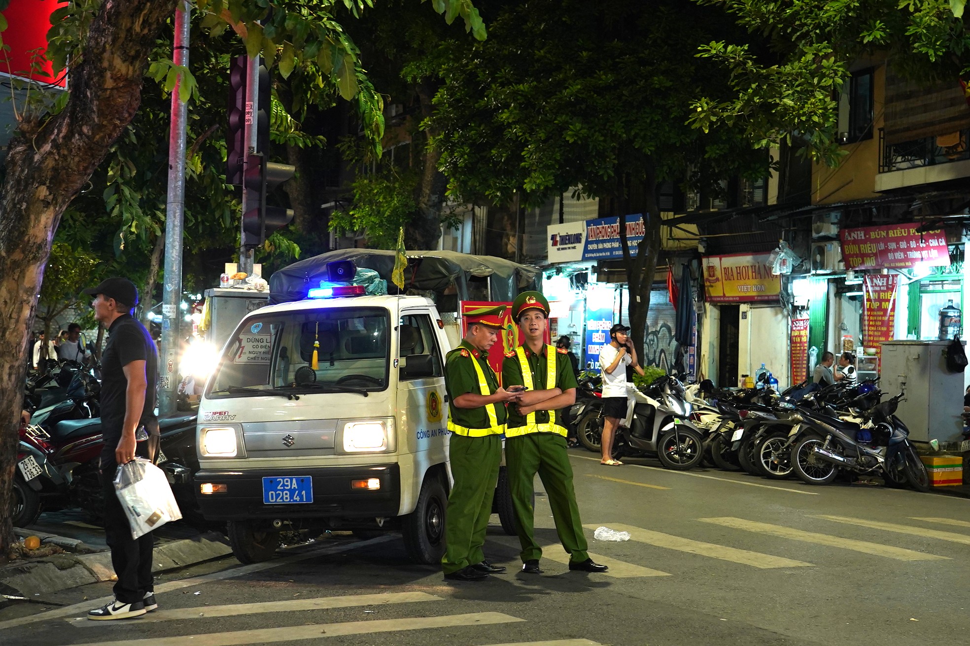 Phố H&agrave;ng M&atilde; rực rỡ sắc m&agrave;u trước thềm Trung thu- Ảnh 42.