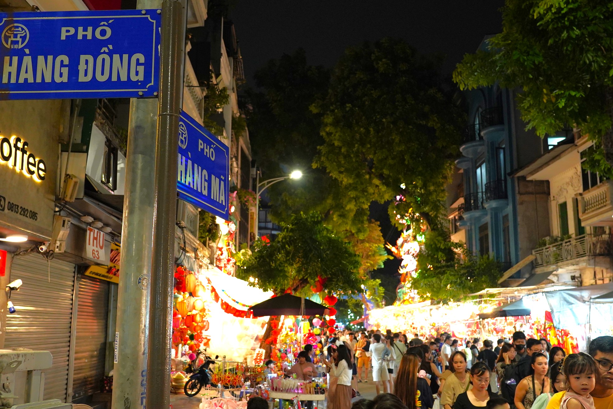 Phố H&agrave;ng M&atilde; rực rỡ sắc m&agrave;u trước thềm Trung thu- Ảnh 45.