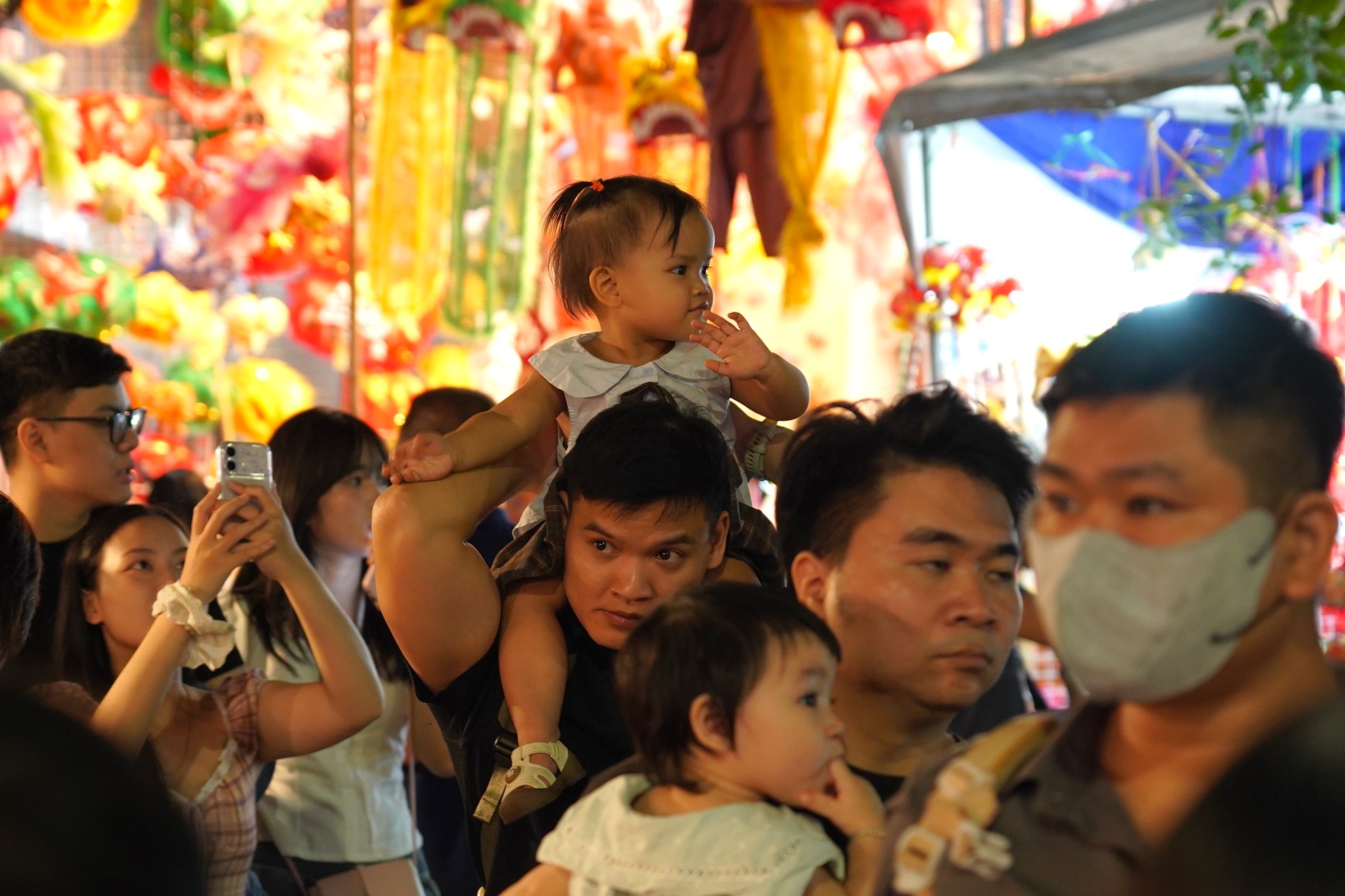 Phố H&agrave;ng M&atilde; rực rỡ sắc m&agrave;u trước thềm Trung thu- Ảnh 6.