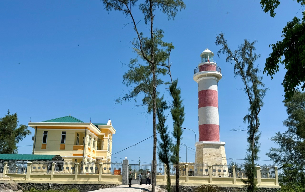 Đưa v&agrave;o vận h&agrave;nh trạm đ&egrave;n biển Lạch Gh&eacute;p - Ảnh 1.