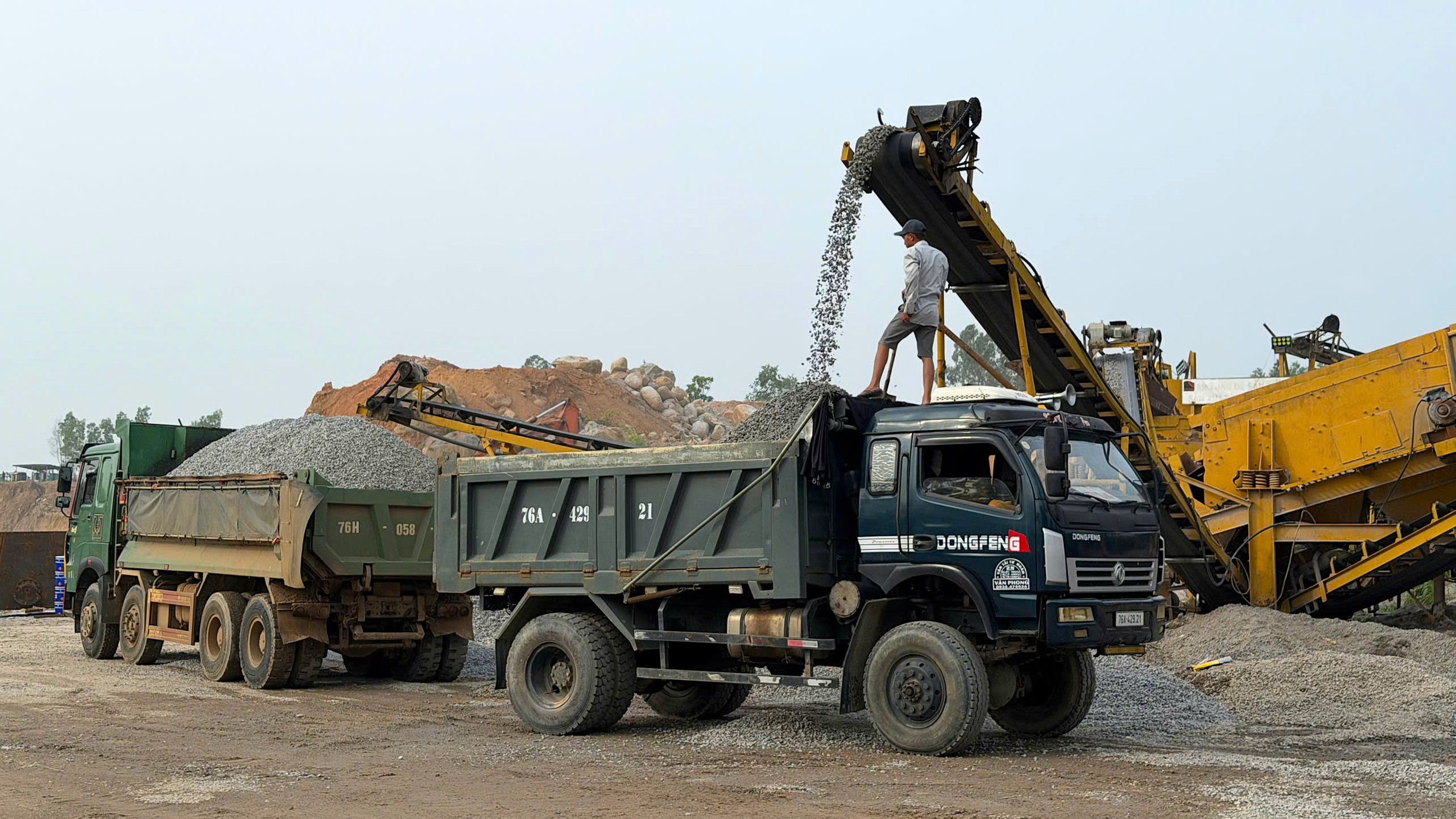 Cảnh chầu chực nhiều ng&agrave;y, canh hứng từng xe đ&aacute; x&acirc;y dựng ở Quảng Ng&atilde;i- Ảnh 4.