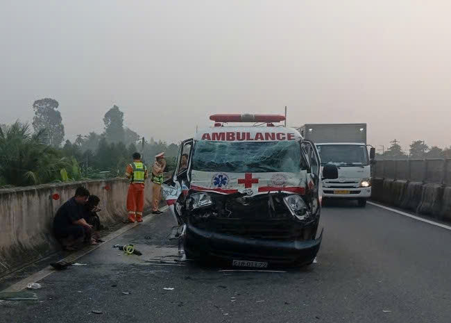 Xe cứu thương va chạm xe tải tr&ecirc;n cao tốc Trung Lương - Mỹ Thuận, 4 người bị thương- Ảnh 1.