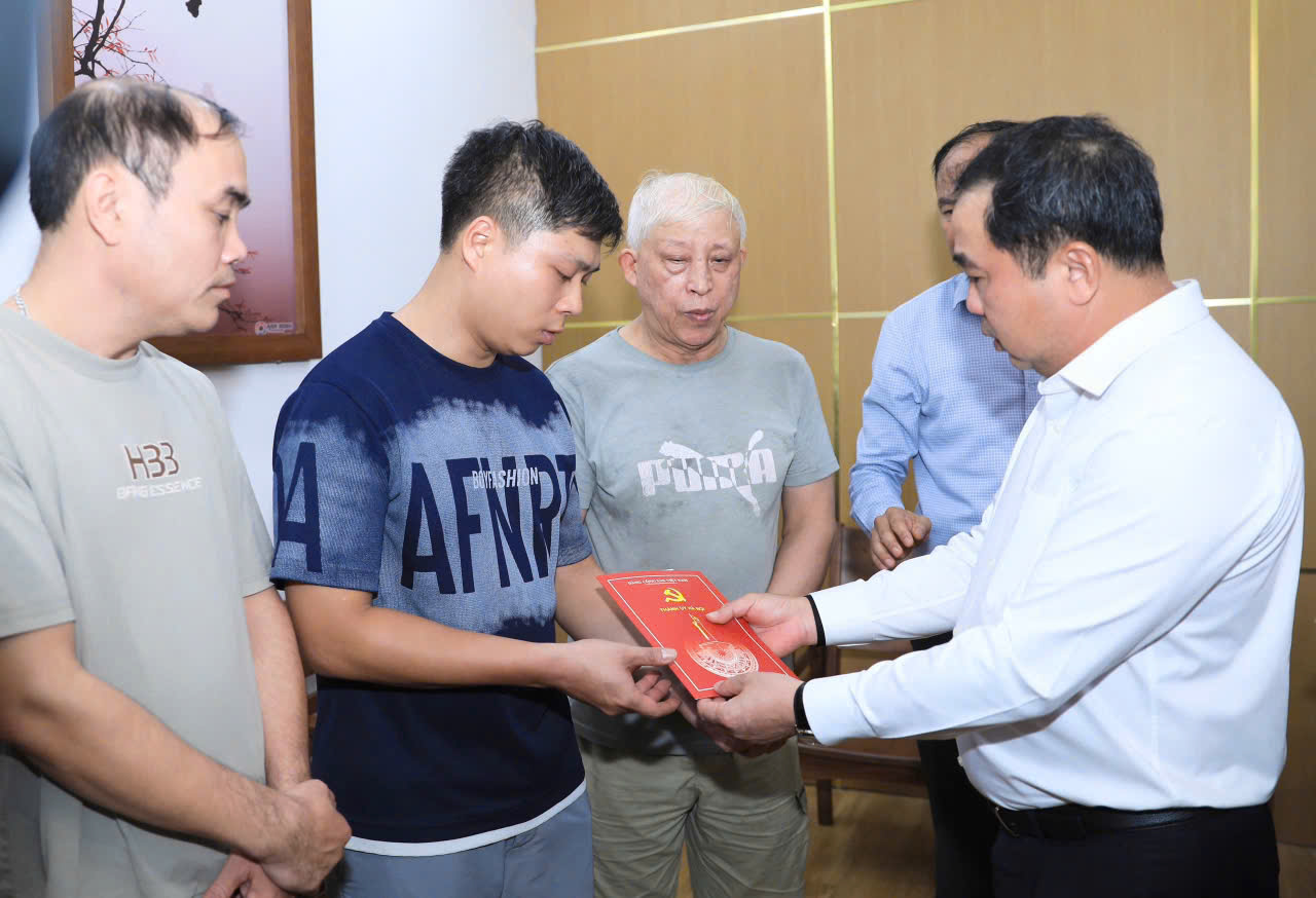 B&iacute; thư Th&agrave;nh ủy H&agrave; Nội thăm, động vi&ecirc;n nạn nh&acirc;n vụ ch&aacute;y tại phường T&acirc;y Hồ - Ảnh 2.