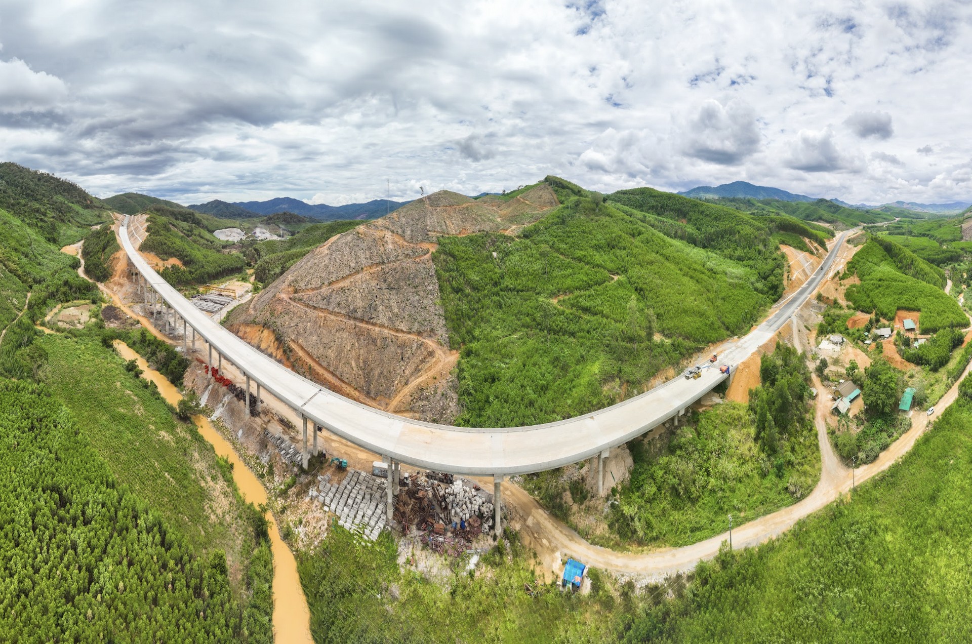 Vượt khó làm cao tốc giữa đại ngàn Tây Nguyên - Ảnh 9.