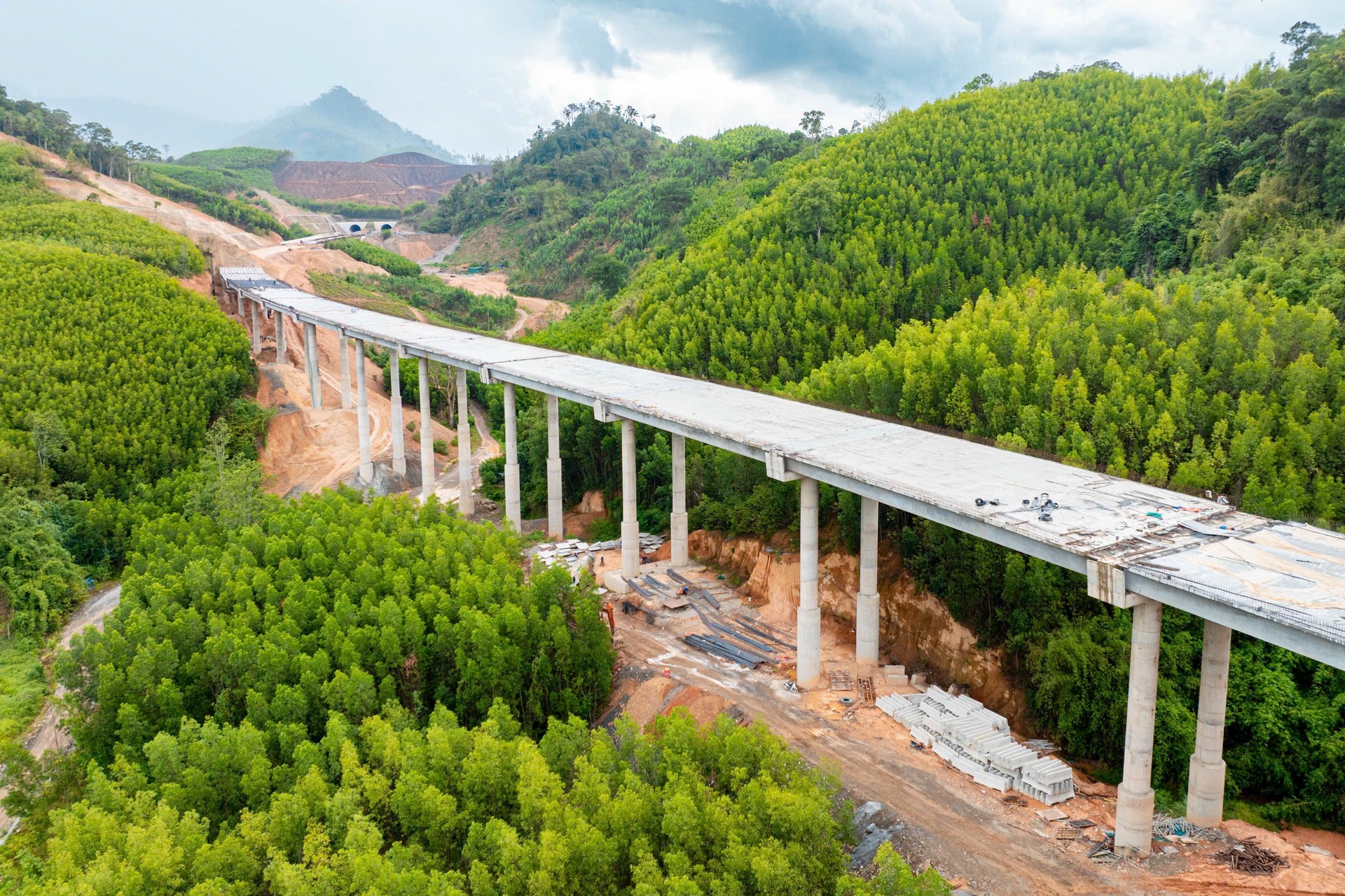 Vượt khó làm cao tốc giữa đại ngàn Tây Nguyên - Ảnh 5.