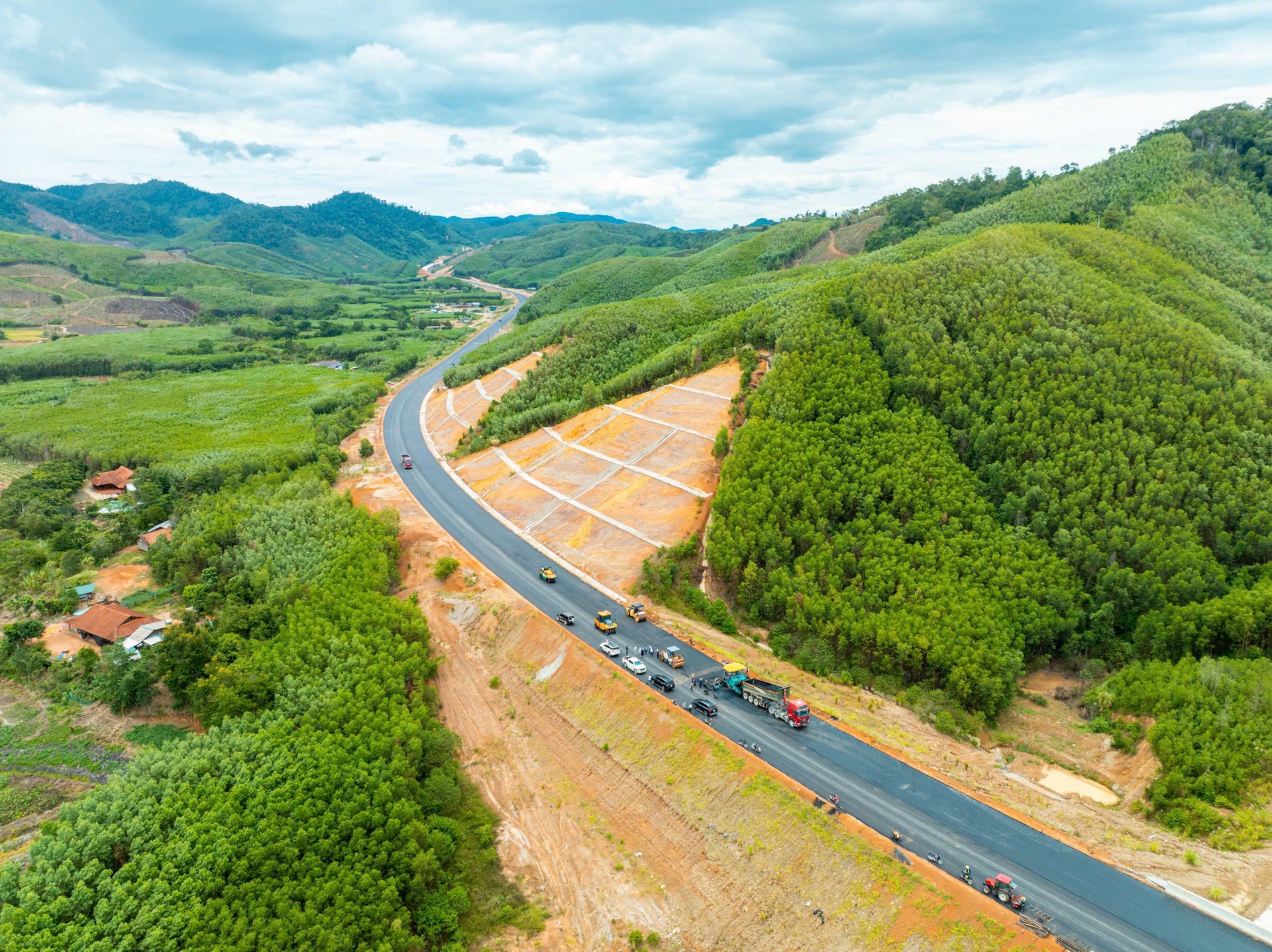 Vượt khó làm cao tốc giữa đại ngàn Tây Nguyên - Ảnh 1.