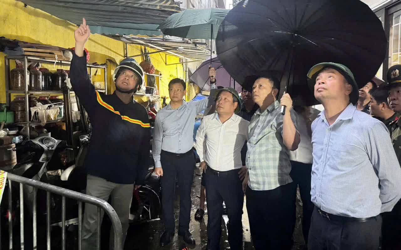 H&agrave; Nội: X&aacute;c định danh t&iacute;nh hai cặp vợ chồng c&ugrave;ng một ch&aacute;u b&eacute; tử vong vụ ch&aacute;y ở Văn Cao - Ảnh 5.