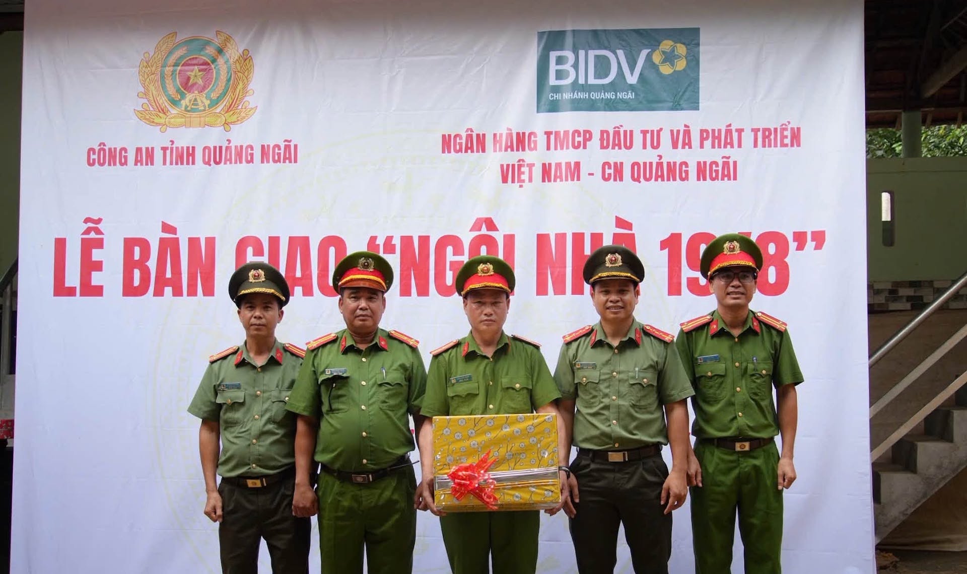 C&ocirc;ng an tỉnh Quảng Ng&atilde;i b&agrave;n giao "Ng&ocirc;i nh&agrave; 19/8" cho c&aacute;n bộ c&oacute; ho&agrave;n cảnh kh&oacute; khăn- Ảnh 2.