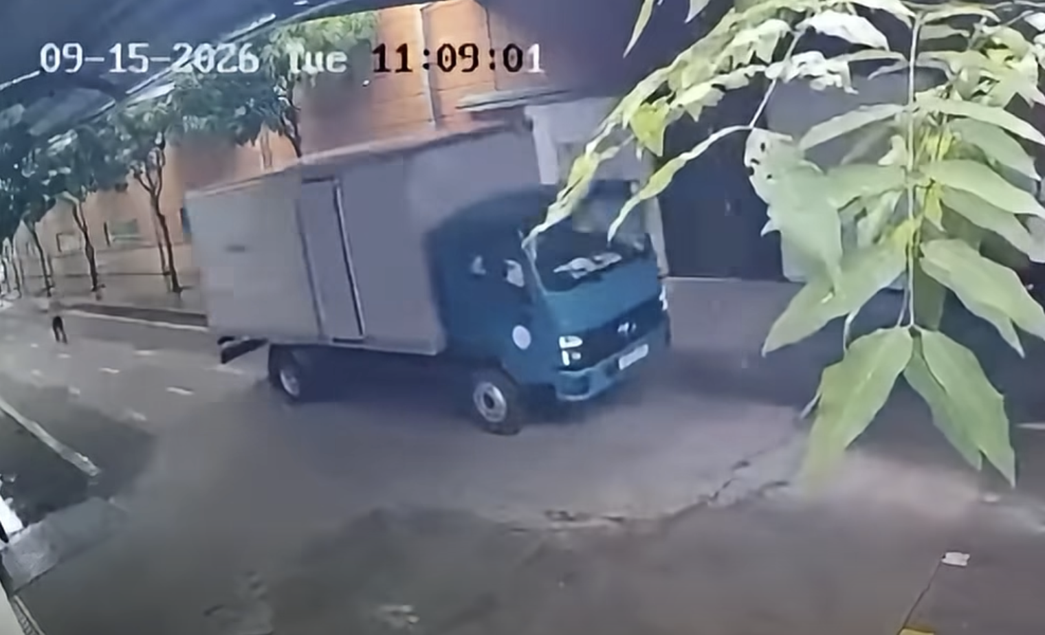 L&ugrave;i xe thiếu quan s&aacute;t, t&agrave;i xế xe tải g&acirc;y tai nạn l&agrave;m 1 nữ c&ocirc;ng nh&acirc;n tử vong- Ảnh 1.