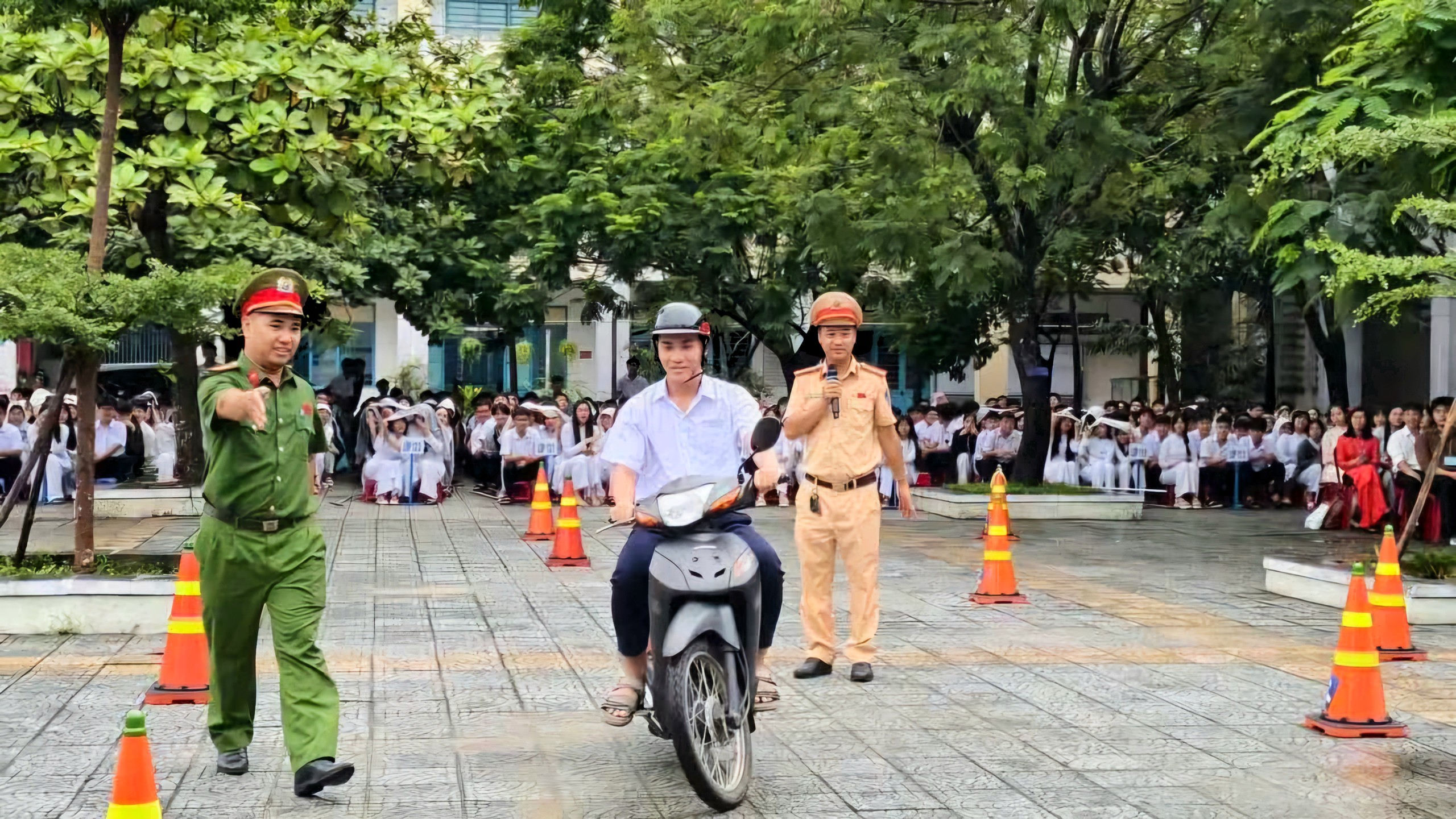 CSGT Đà Nẵng kiểm tra bãi giữ xe quanh trường học, hướng dẫn học sinh lái xe an toàn- Ảnh 2.