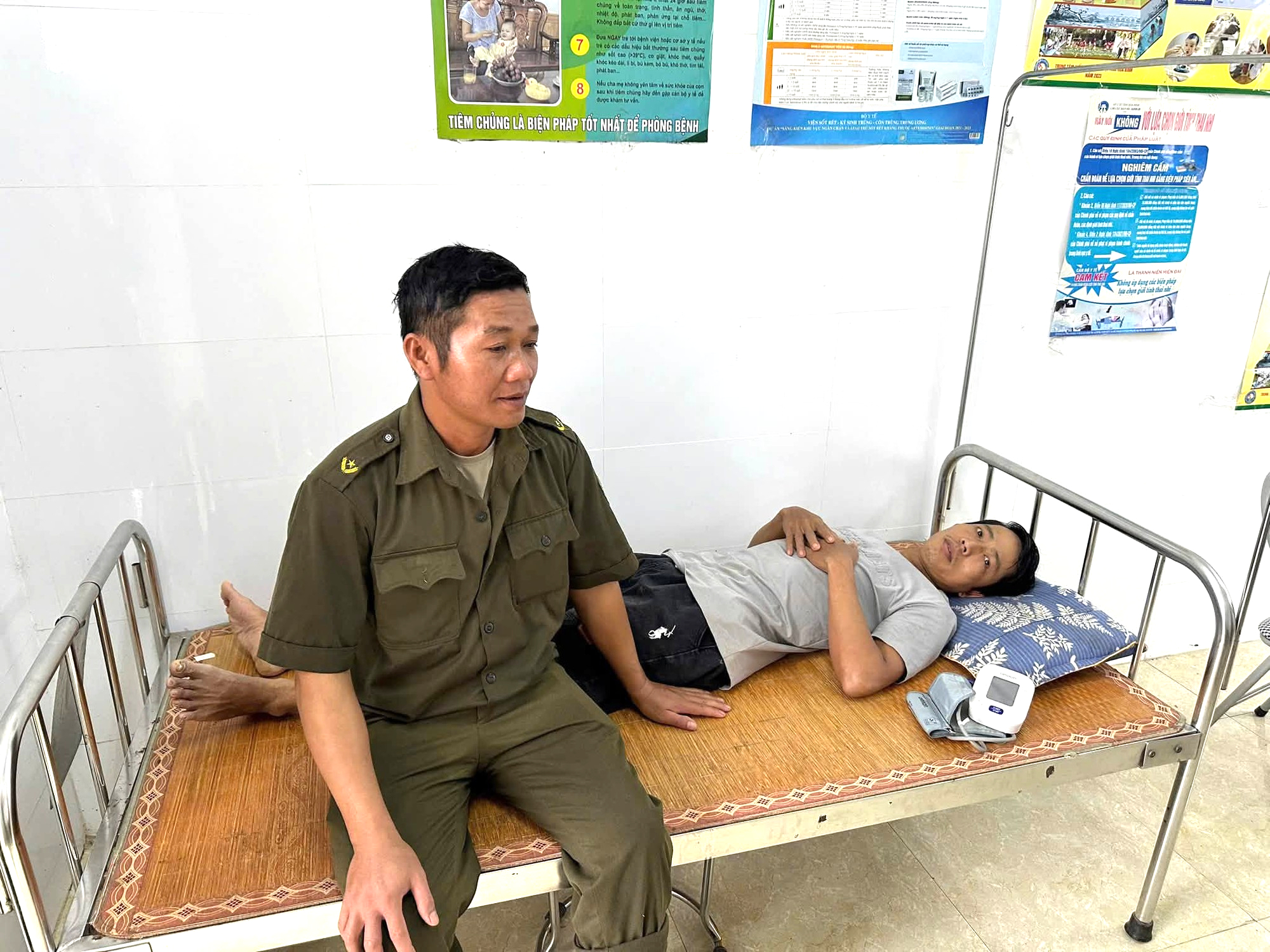 Ph&uacute; Thọ: Giải cứu th&agrave;nh c&ocirc;ng 3 người mắc kẹt giữa hang động ngập nước - Ảnh 3.