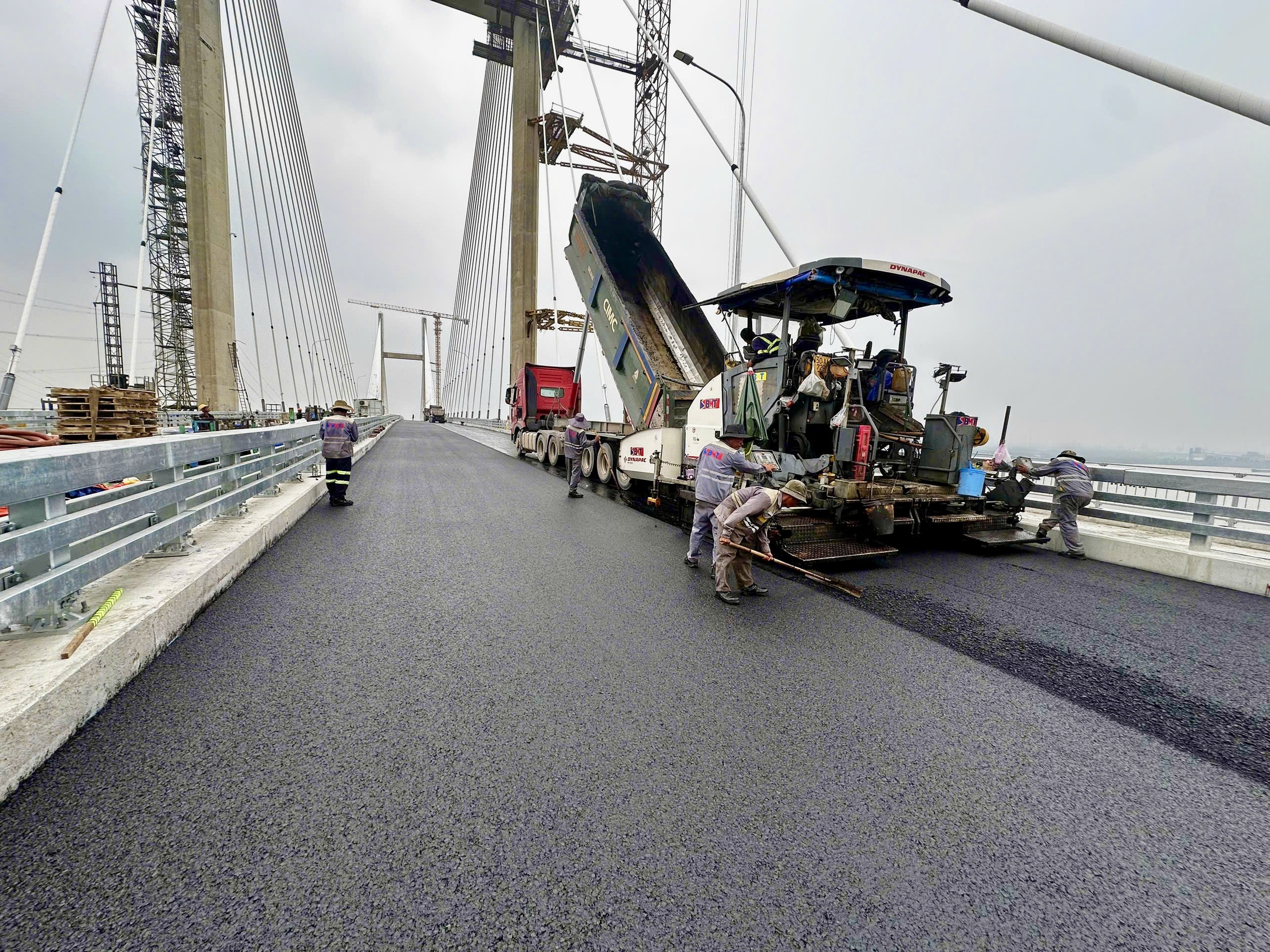 Đang thảm nhựa cầu Phước Khánh nối Đồng Nai - TP.HCM- Ảnh 3.
