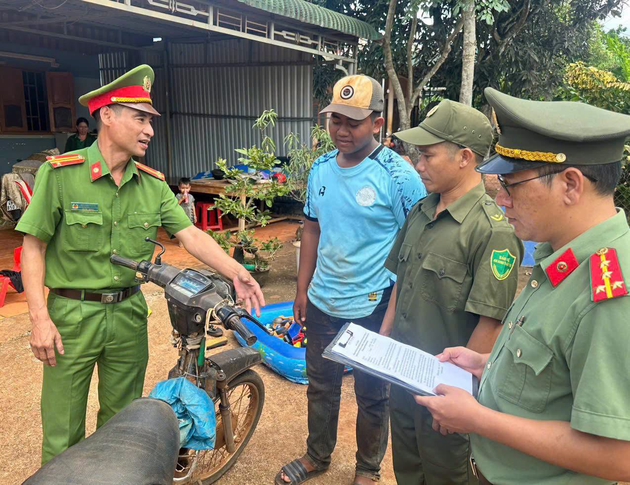C&ocirc;ng an tỉnh L&acirc;m Đồng đưa ph&aacute;p luật an to&agrave;n giao th&ocirc;ng về với bu&ocirc;n l&agrave;ng- Ảnh 1.