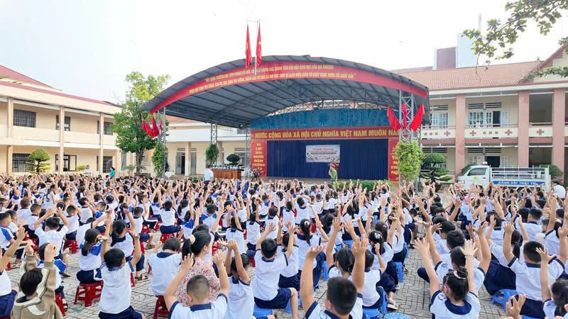 Hơn 2.100 học sinh Lâm Đồng được tuyên truyền pháp luật, an toàn giao thông- Ảnh 1.