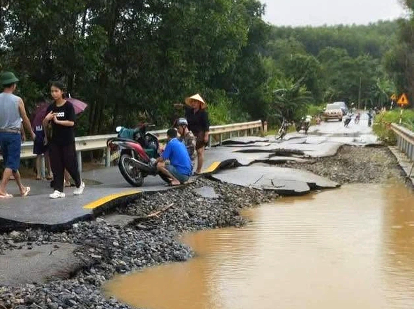 Nghệ An: Nước lũ d&acirc;ng cao khiến mặt đường tr&ecirc;n cầu khe Đ&aacute; H&agrave;n bị bong tr&oacute;c, nứt vỡ- Ảnh 2.