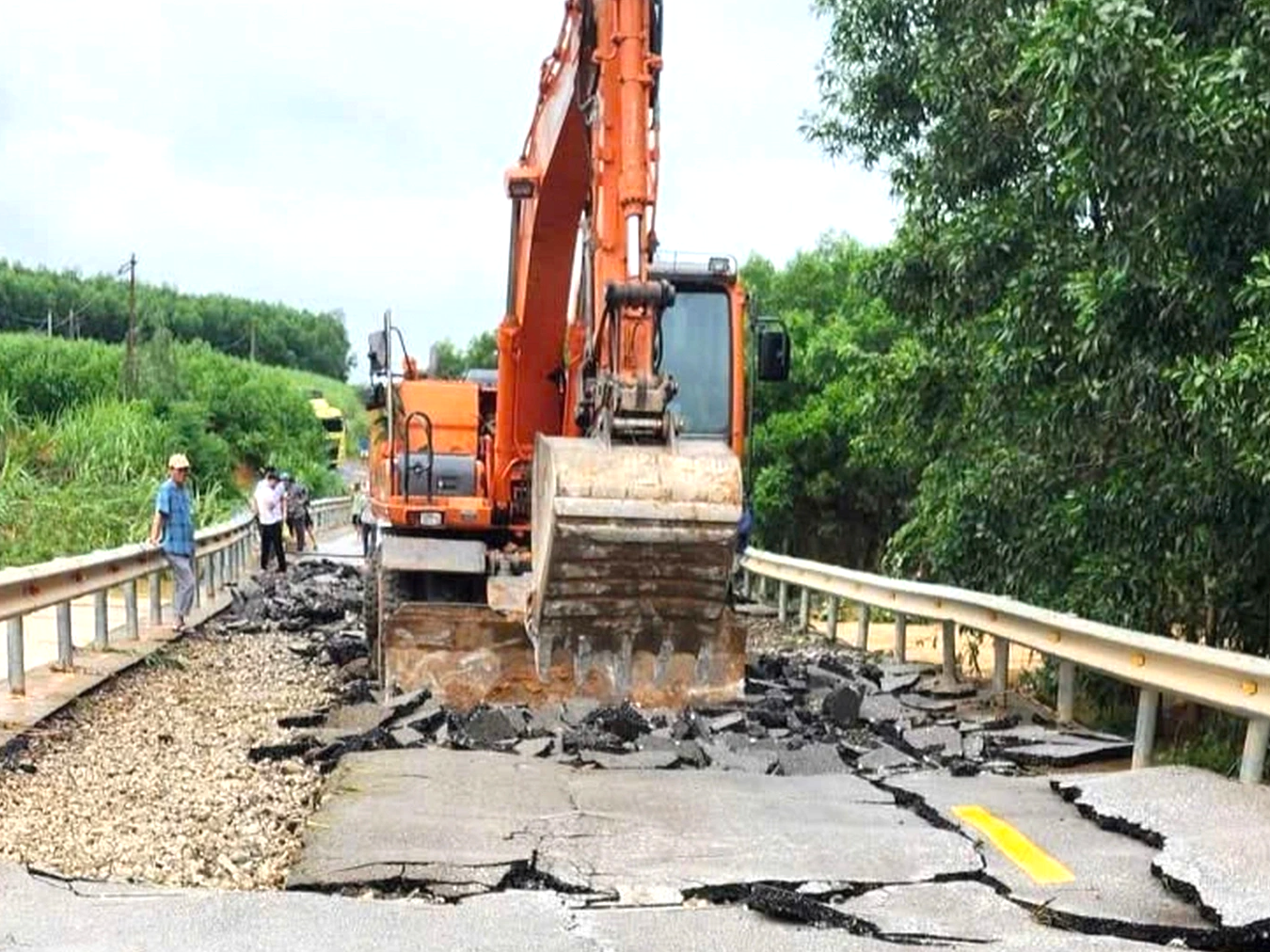 Nghệ An: Nước lũ d&acirc;ng cao khiến mặt đường tr&ecirc;n cầu khe Đ&aacute; H&agrave;n bị bong tr&oacute;c, nứt vỡ- Ảnh 3.