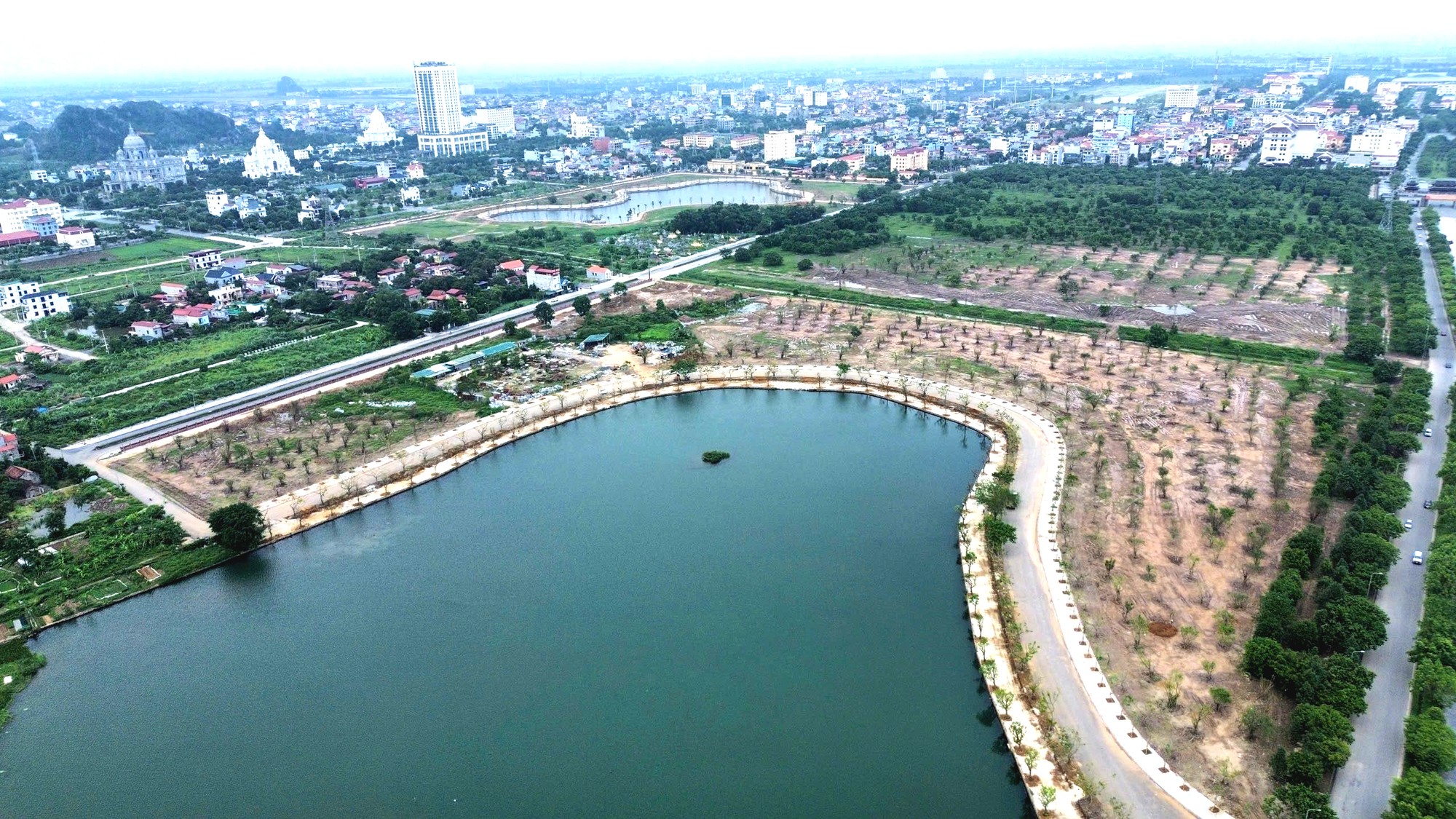 Ninh Bình: Đẩy nhanh quy hoạch, hạ tầng hướng tới thành phố trực thuộc Trung ương- Ảnh 2.