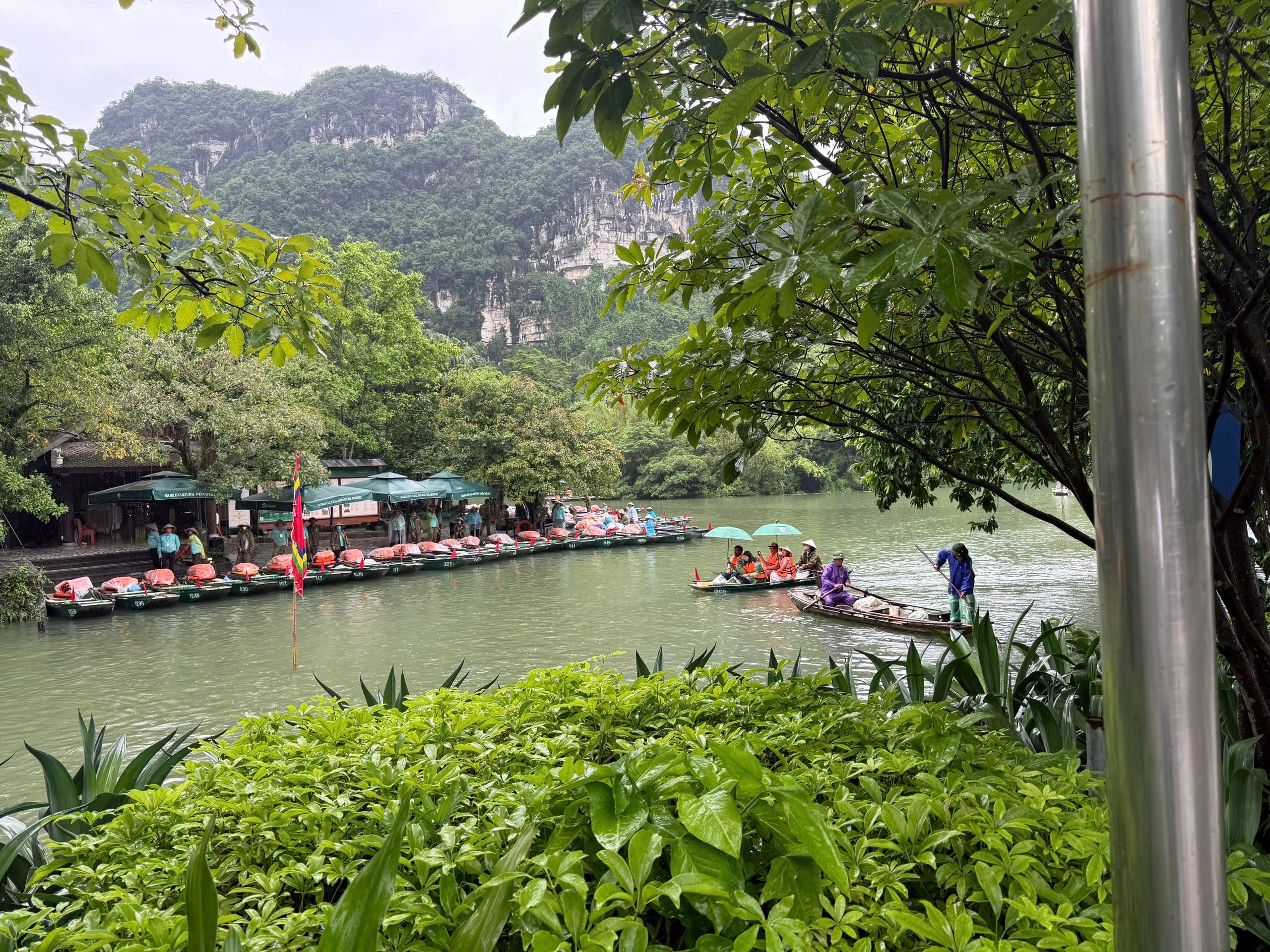 Ninh B&igrave;nh: Nhiều khu, điểm du lịch tạm dừng hoạt động do mưa lũ- Ảnh 1.
