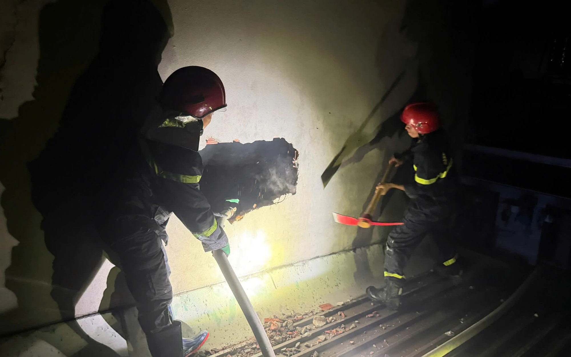 Nạn nh&acirc;n vụ ch&aacute;y nh&agrave; ở TP.HCM: Người bỏng nặng, người phải thở m&aacute;y - Ảnh 3.