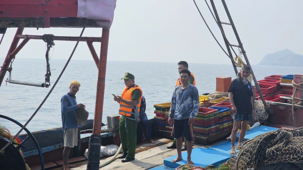 Khánh Hòa tăng cường tuần tra, kiểm soát trên đường thủy nội địa- Ảnh 4.