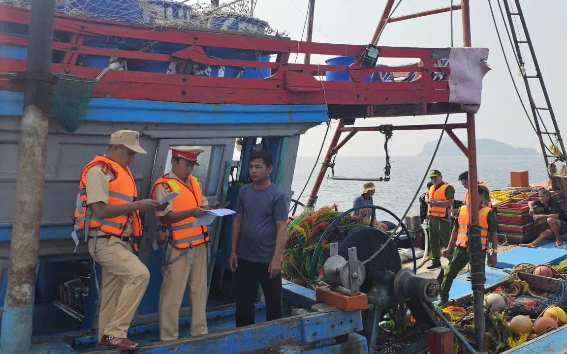 Mưa lớn gây sạt lở đèo Sông Pha, cảnh báo nguy cơ tiếp diễn trên quốc lộ 27- Ảnh 3.