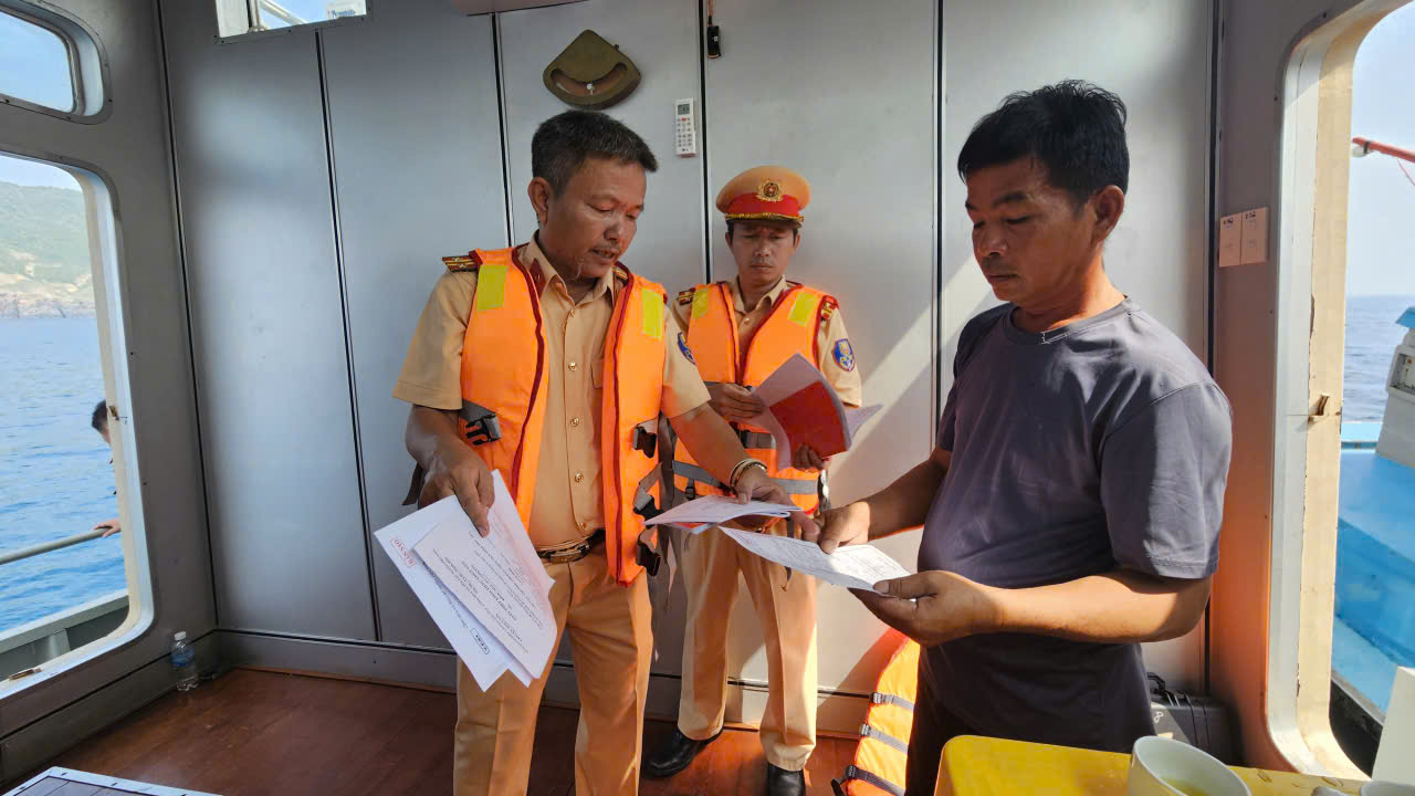 Khánh Hòa tăng cường tuần tra, kiểm soát trên đường thủy nội địa- Ảnh 5.
