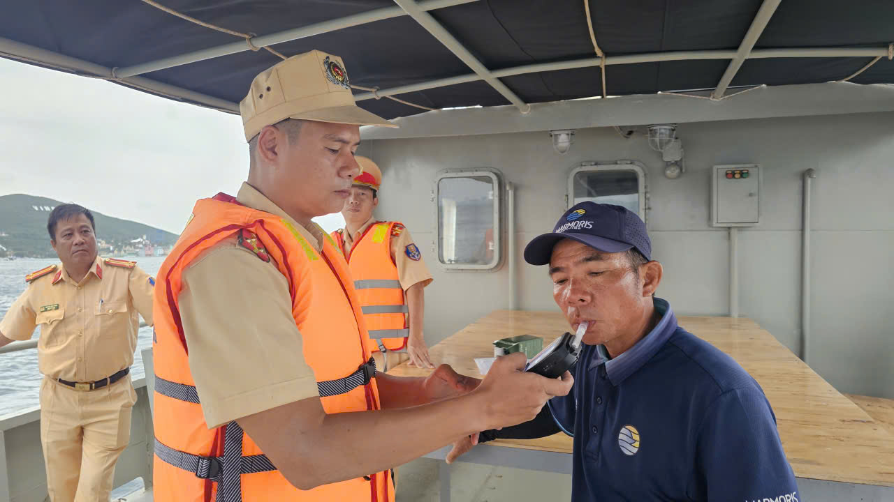 Khánh Hòa tăng cường tuần tra, kiểm soát trên đường thủy nội địa- Ảnh 9.