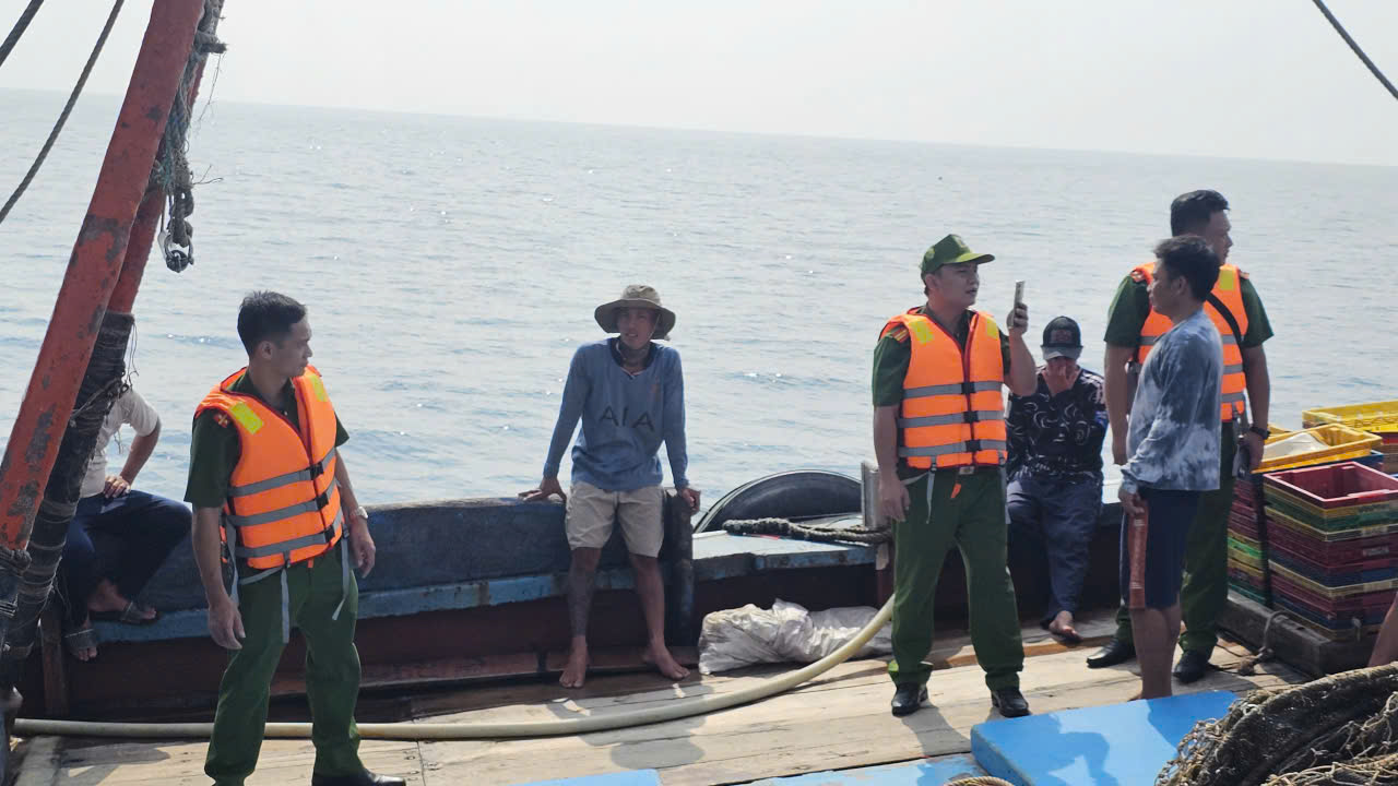 Khánh Hòa tăng cường tuần tra, kiểm soát trên đường thủy nội địa- Ảnh 10.
