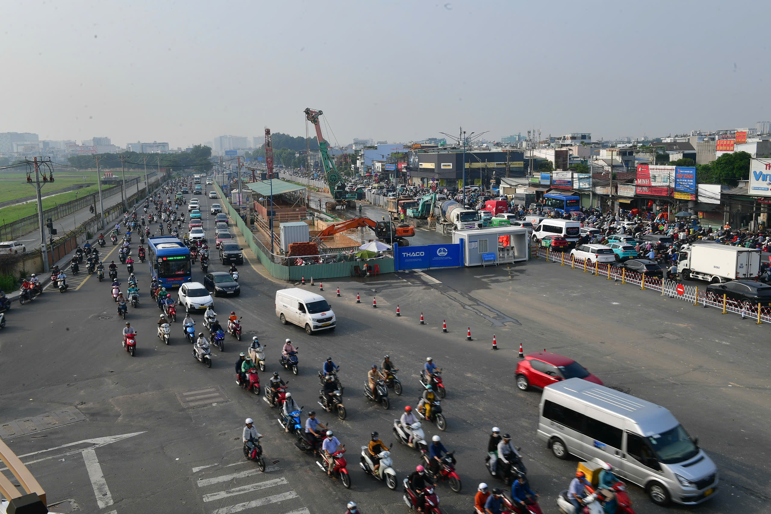 Cửa ng&otilde; TP.HCM &ugrave;n ứ v&igrave; c&ocirc;ng trường thi c&ocirc;ng ga ngầm metro- Ảnh 7.