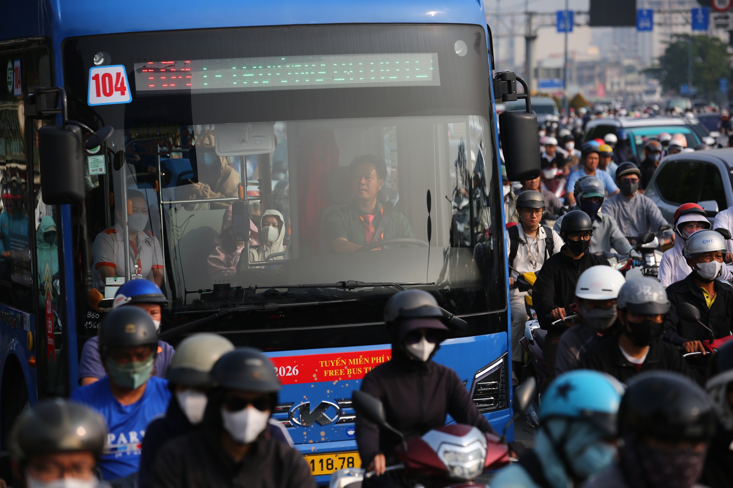 Cửa ng&otilde; TP.HCM &ugrave;n ứ v&igrave; c&ocirc;ng trường thi c&ocirc;ng ga ngầm metro- Ảnh 2.